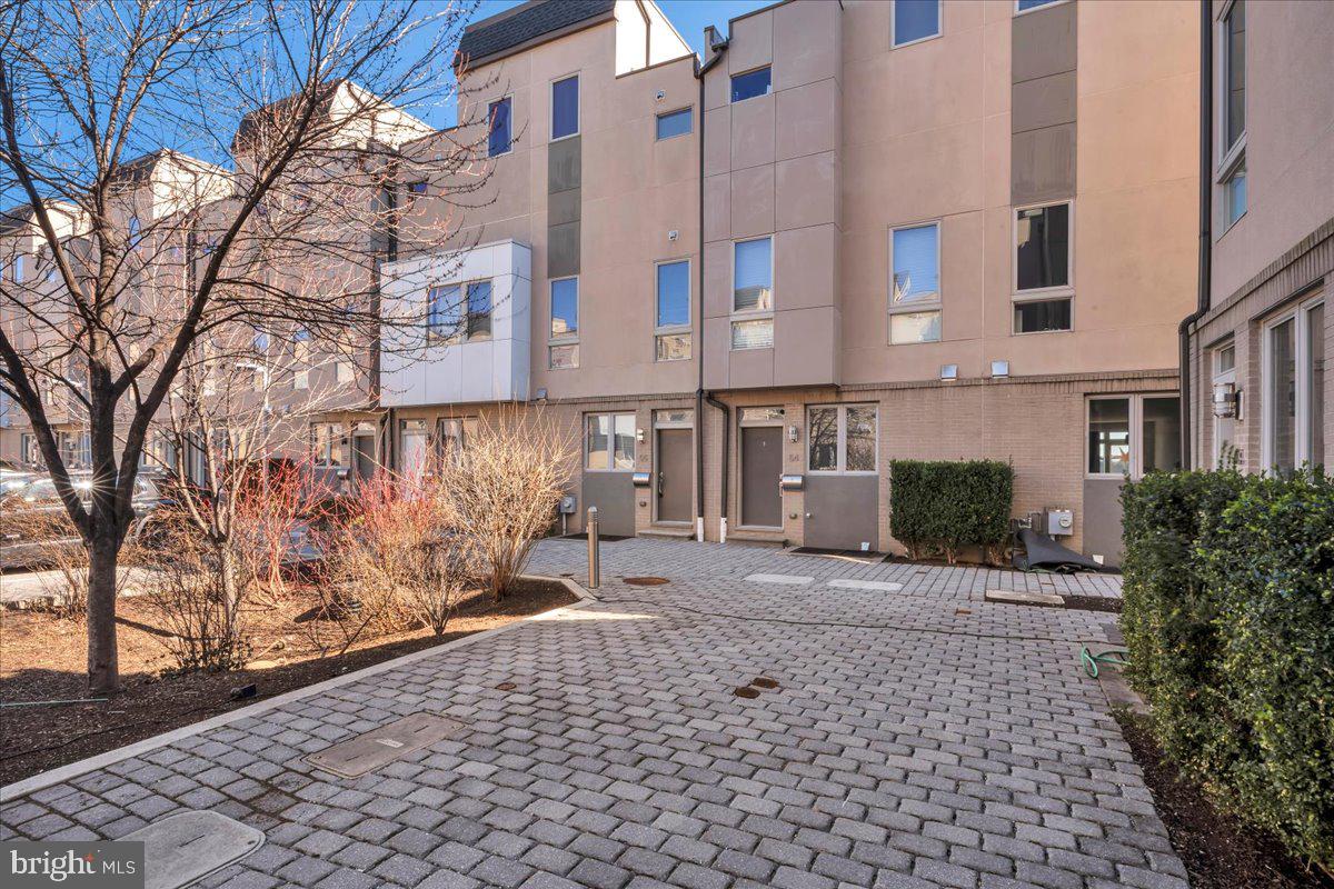 QUEEN VILLAGE - Residential