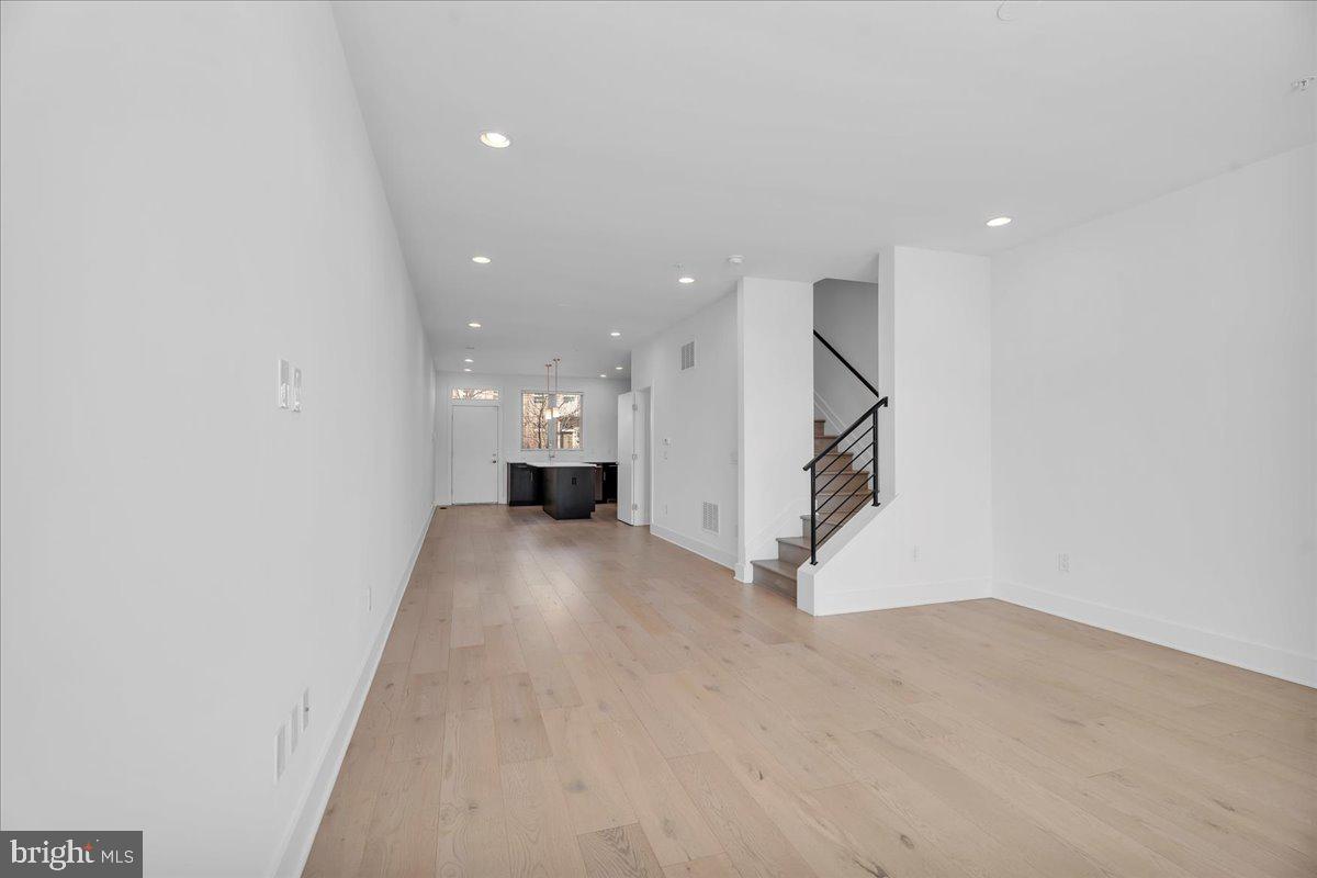 QUEEN VILLAGE - Residential