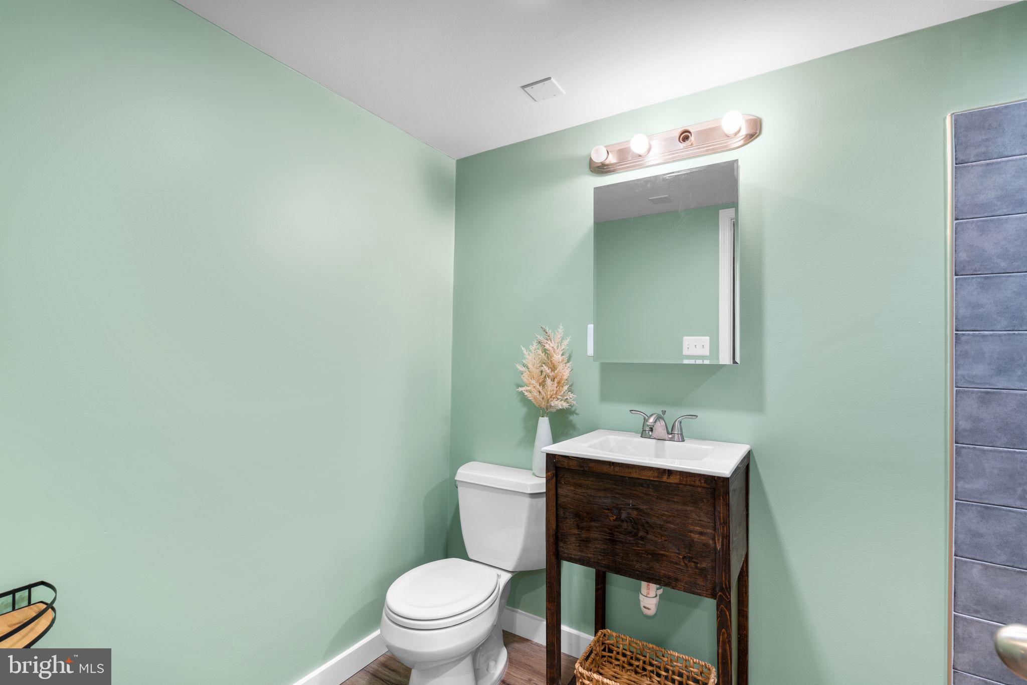 COURTS OF CHANDON - Residential Lease