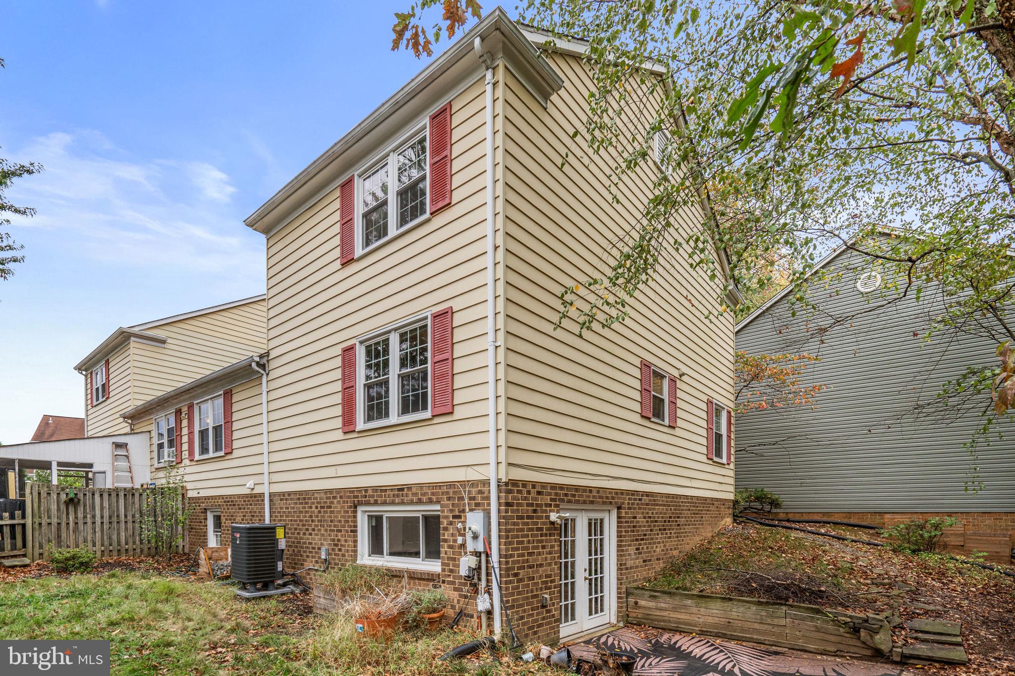 COURTS OF CHANDON - Residential Lease