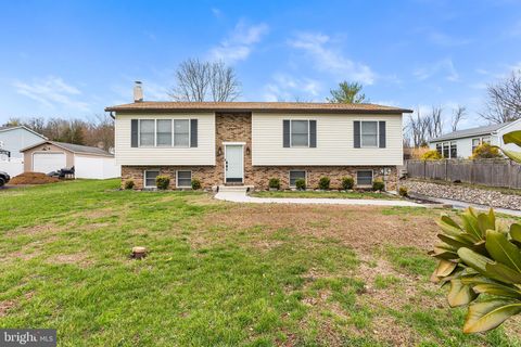 Photo of 1413 Heather Place, POTTSTOWN, PA 19464 (MLS # PAMC2171486)