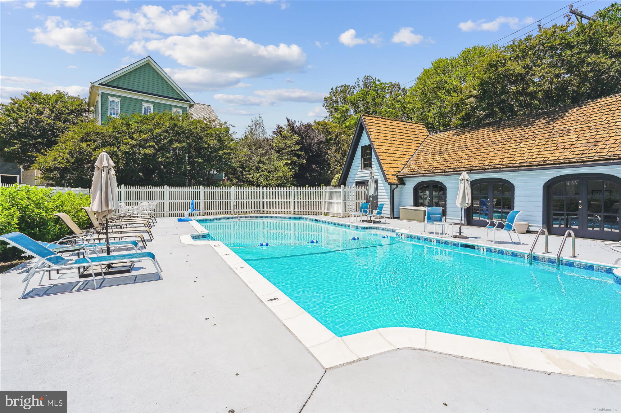 WILLIAMSBURG COMMONS - Residential