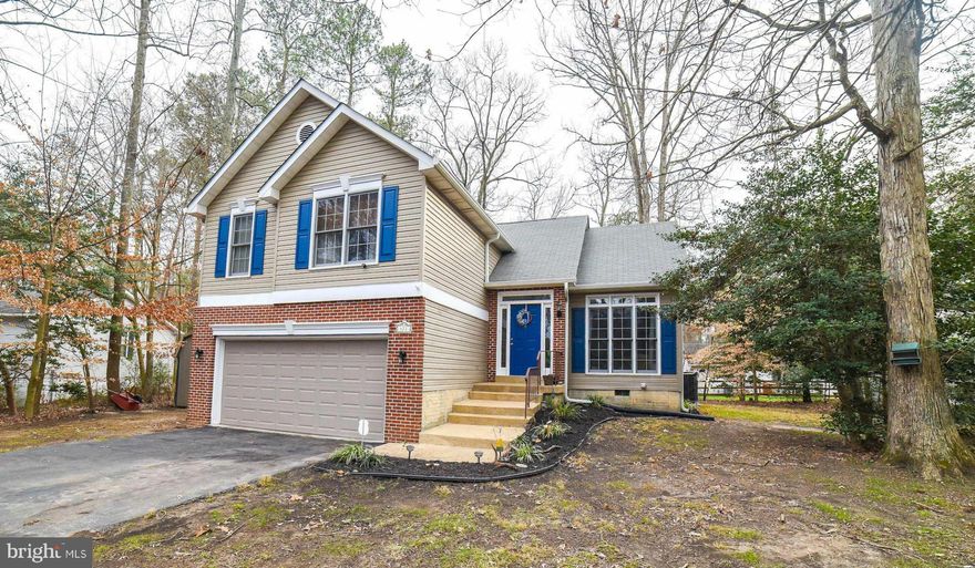 Lovely contemporary on .23 acres in beach access community of Drum Point. Gleaming hardwood on every level, private family RM off kitchen & formal LR that could serve as office. Granite, w/counter seating & room for separate dining. MSTR BR w/walk-in closet, on-suite bath jetted tub, DBL sink, separate shower. Private, level lot surrounded by mature trees situated on a secluded drive. A must see!