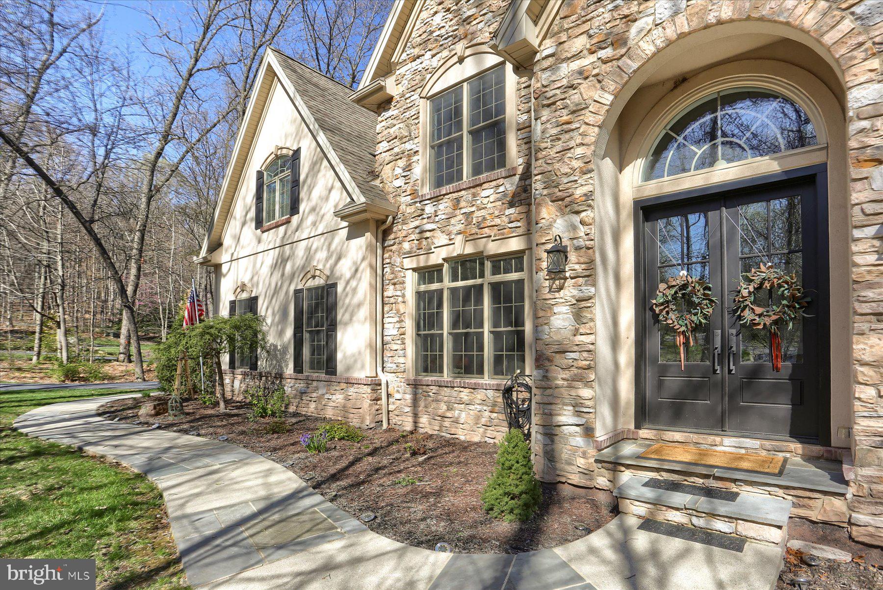 6 MOCKINGBIRD LANE