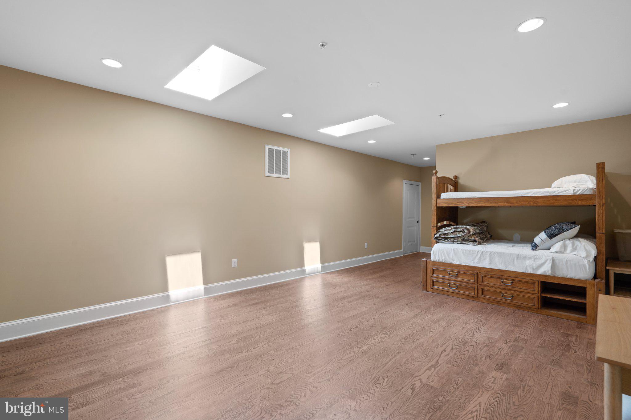 LAYTONSVILLE OUTSIDE - Residential