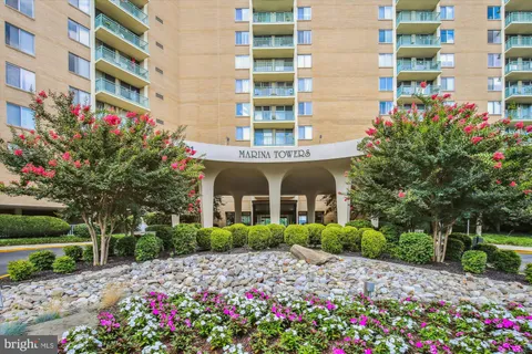 501 Slaters Lane Unit 316, Alexandria, VA MLS: VAAX2045176