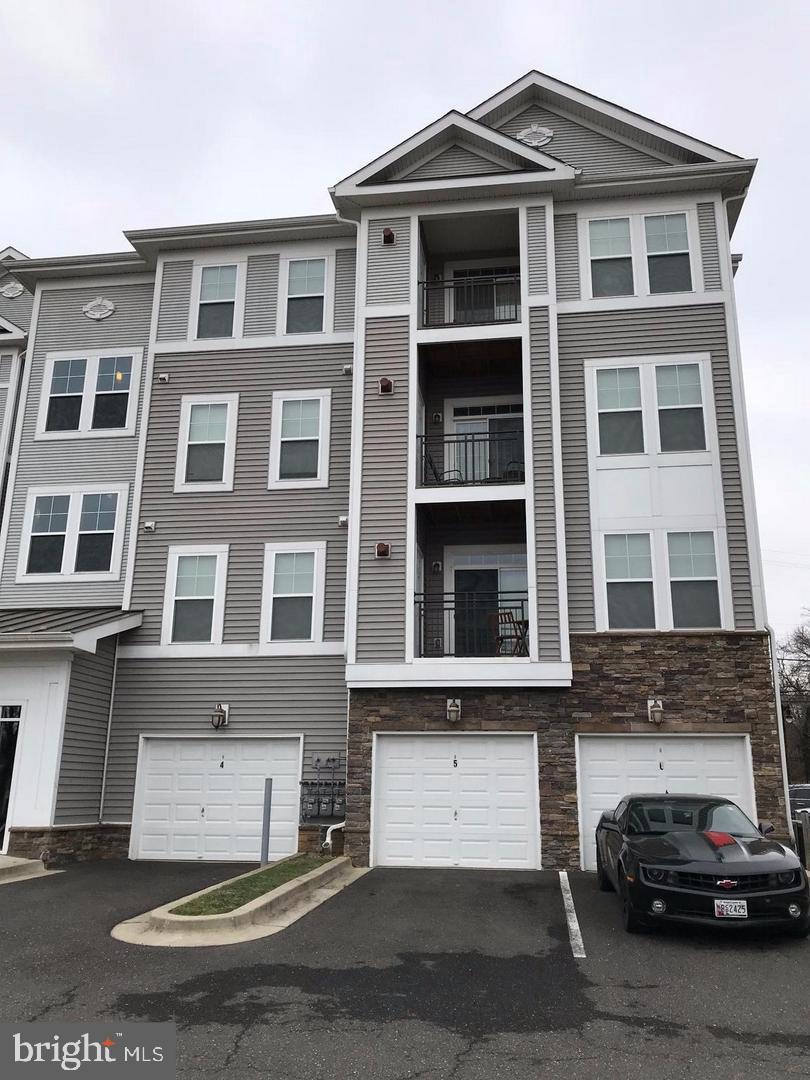 First level unit located in sought-after gated community, features 2 bedrooms with 2 full bath, in-unit laundry, gourmet kitchen with Granite counters and SS appliances, secured building, community Clubhouse perfect for larger scale entertainment; & tot lots. Convenient to shopping and eateries.