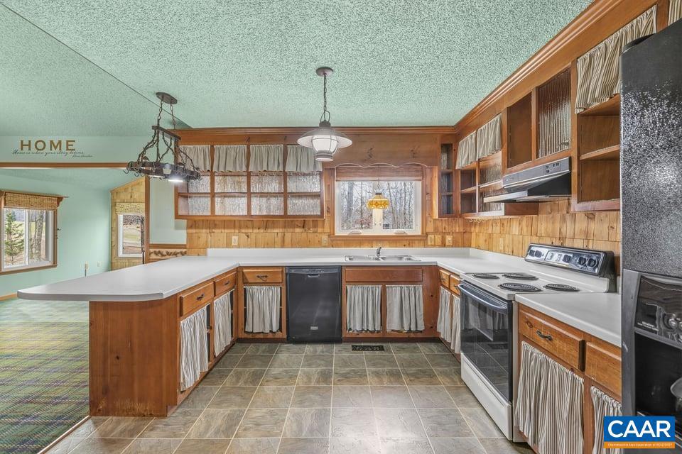 LAKE MONTICELLO - Residential