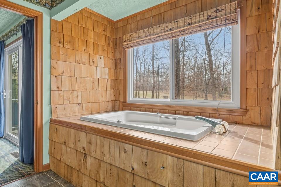 LAKE MONTICELLO - Residential