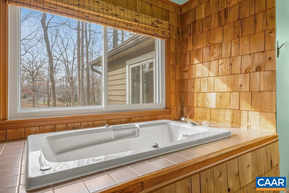 LAKE MONTICELLO - Residential