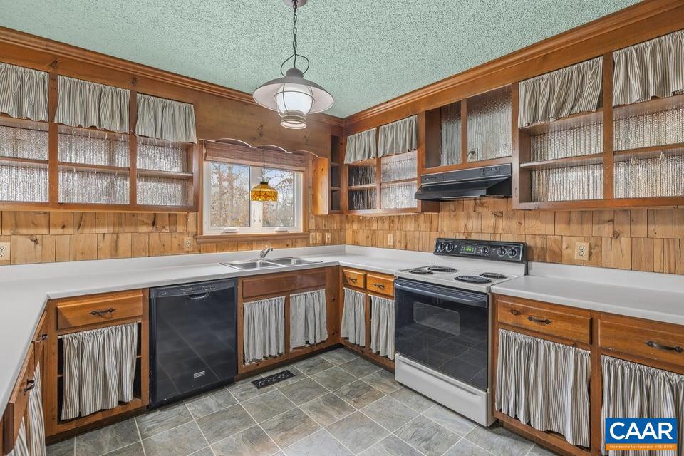 LAKE MONTICELLO - Residential