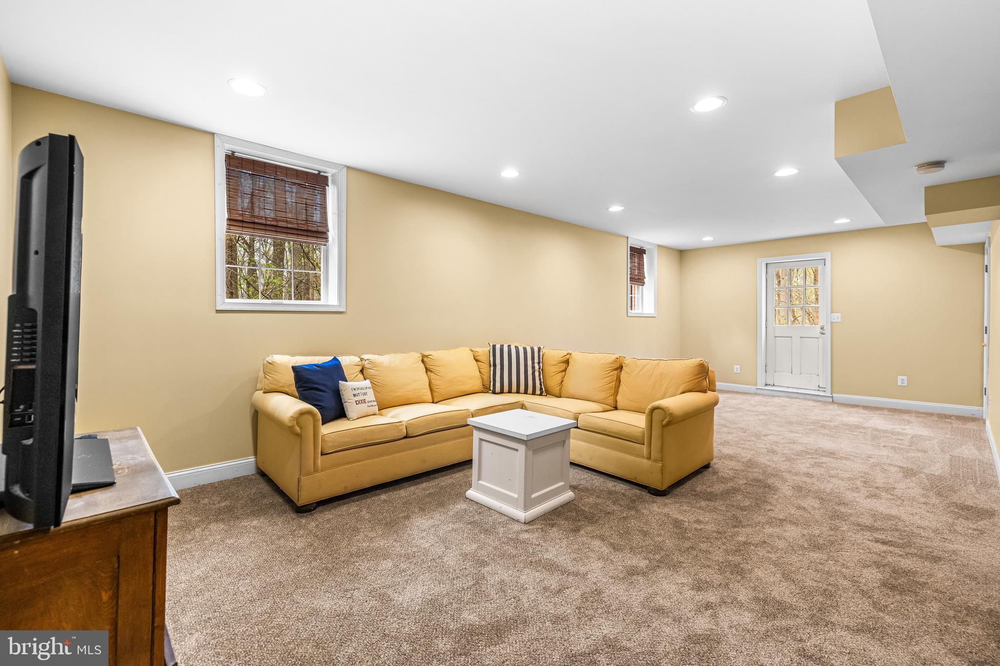 HOLLY KNOLL - Residential