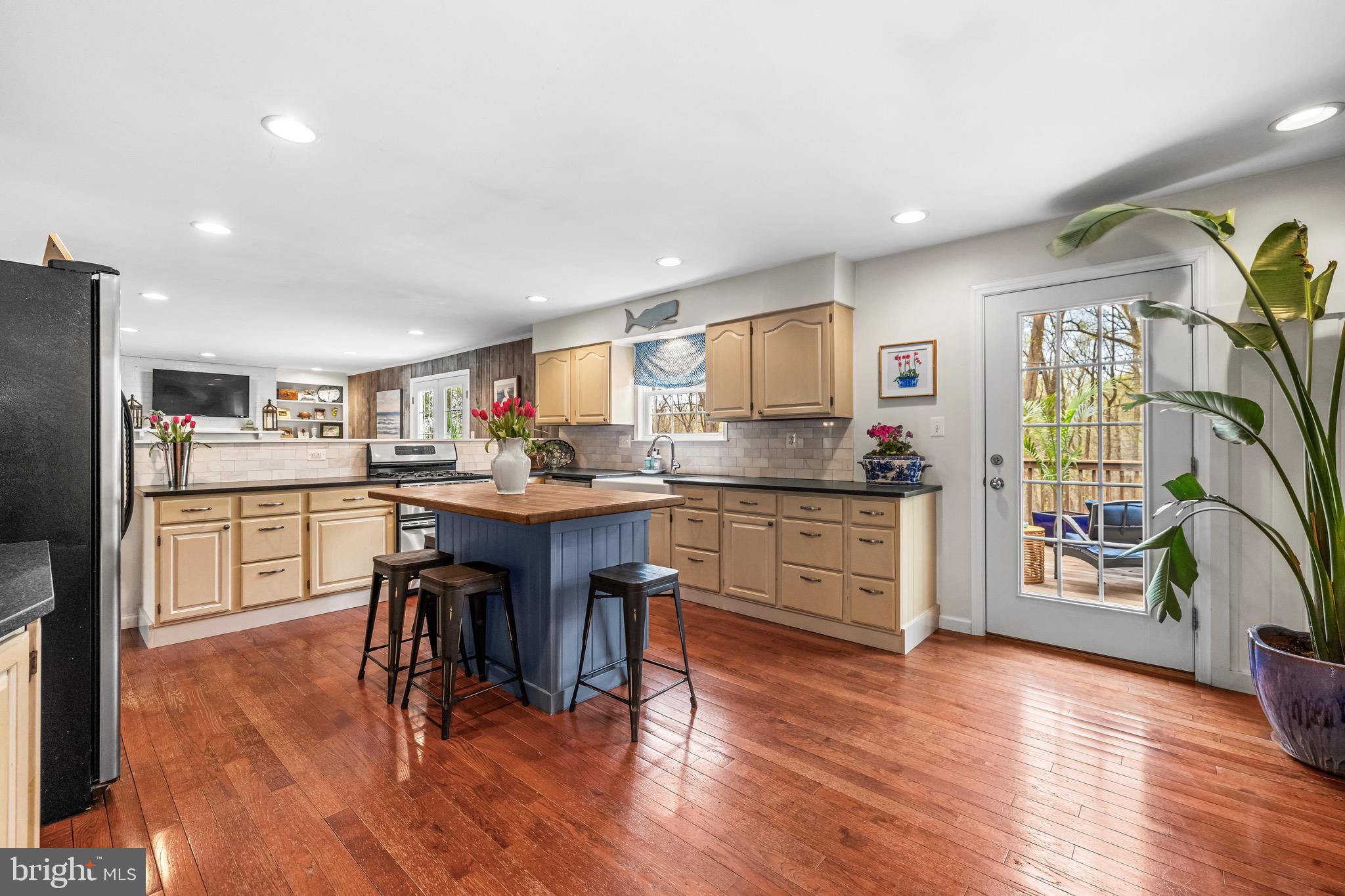 HOLLY KNOLL - Residential