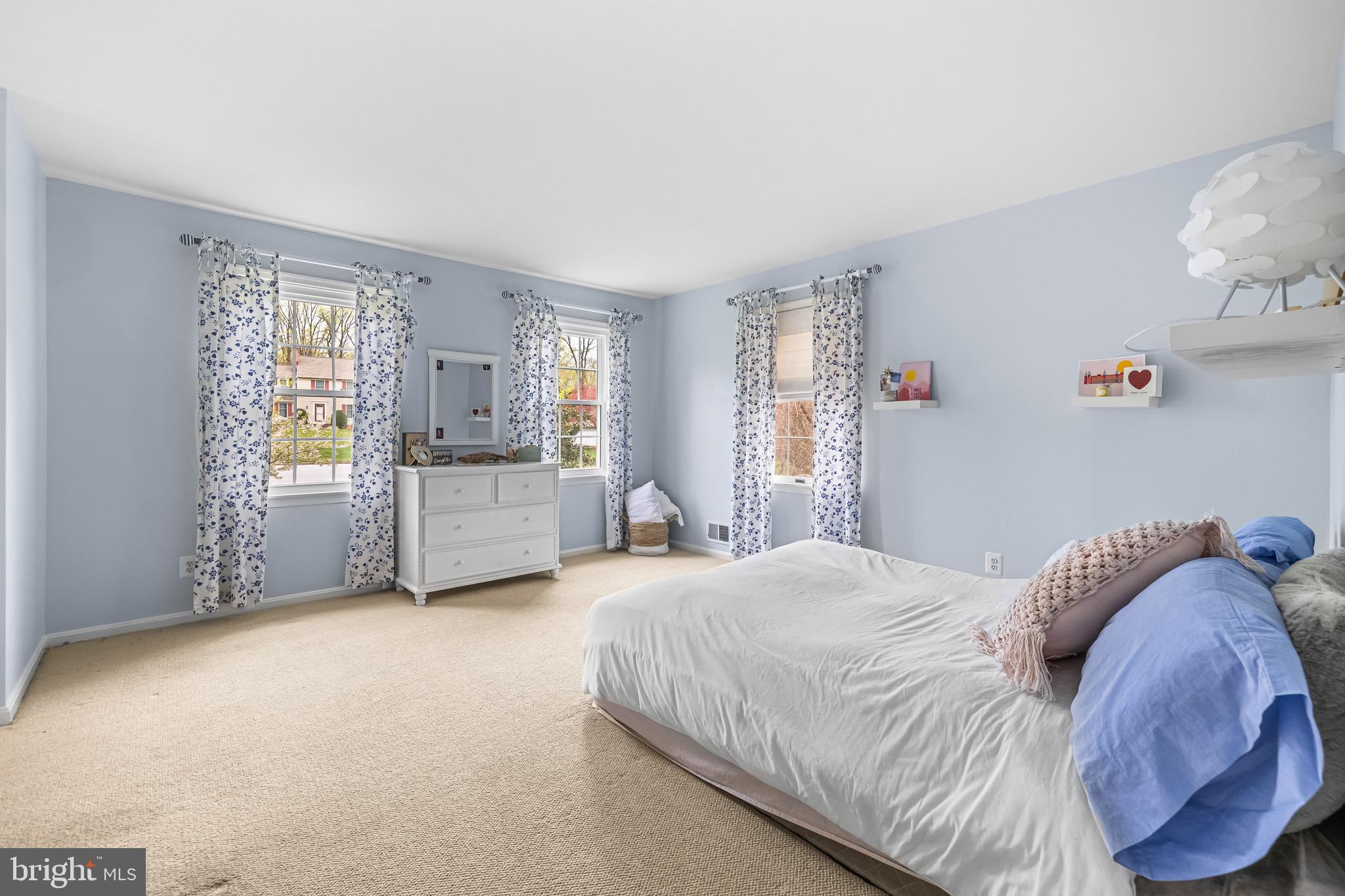 HOLLY KNOLL - Residential