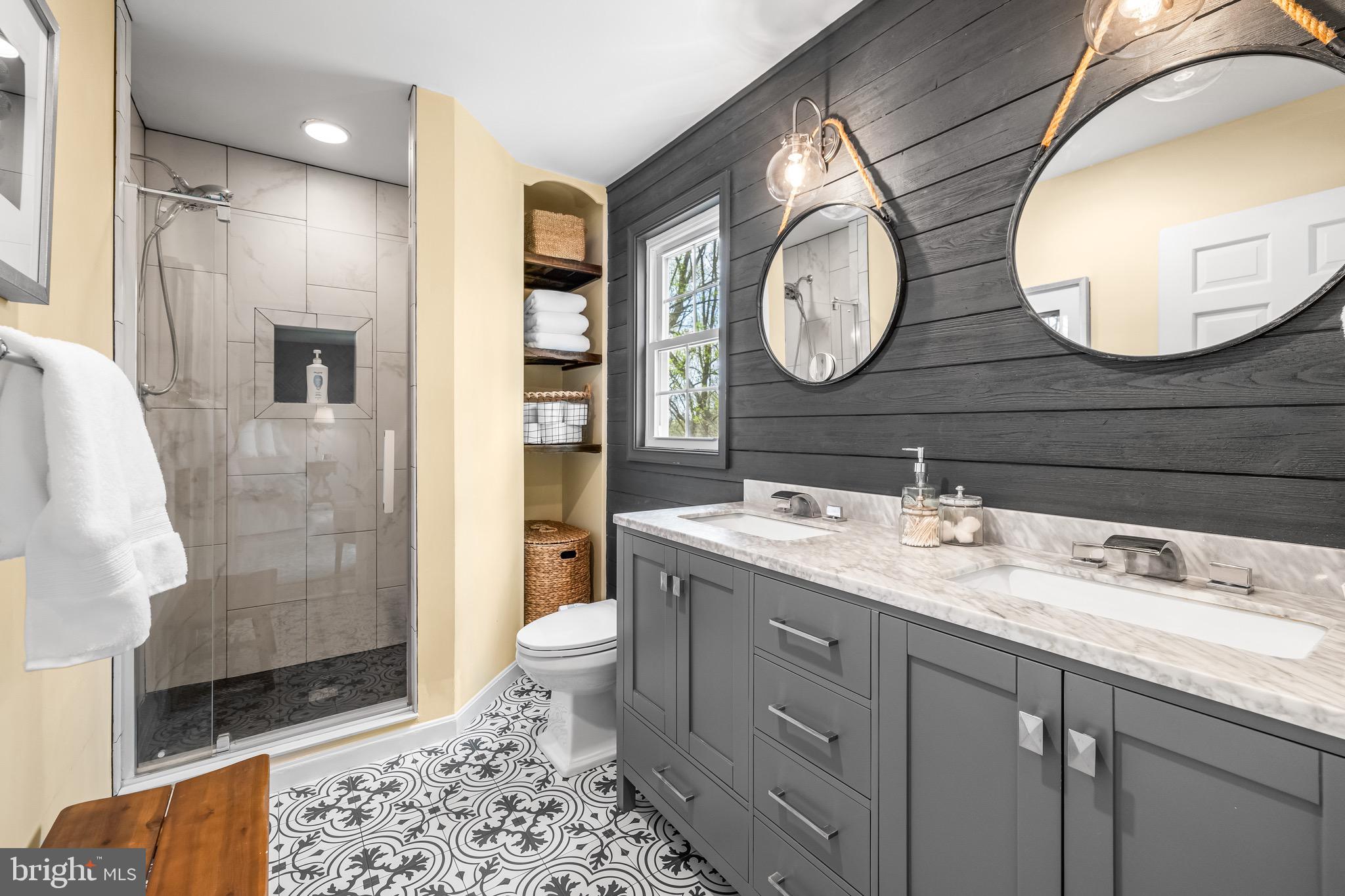 HOLLY KNOLL - Residential