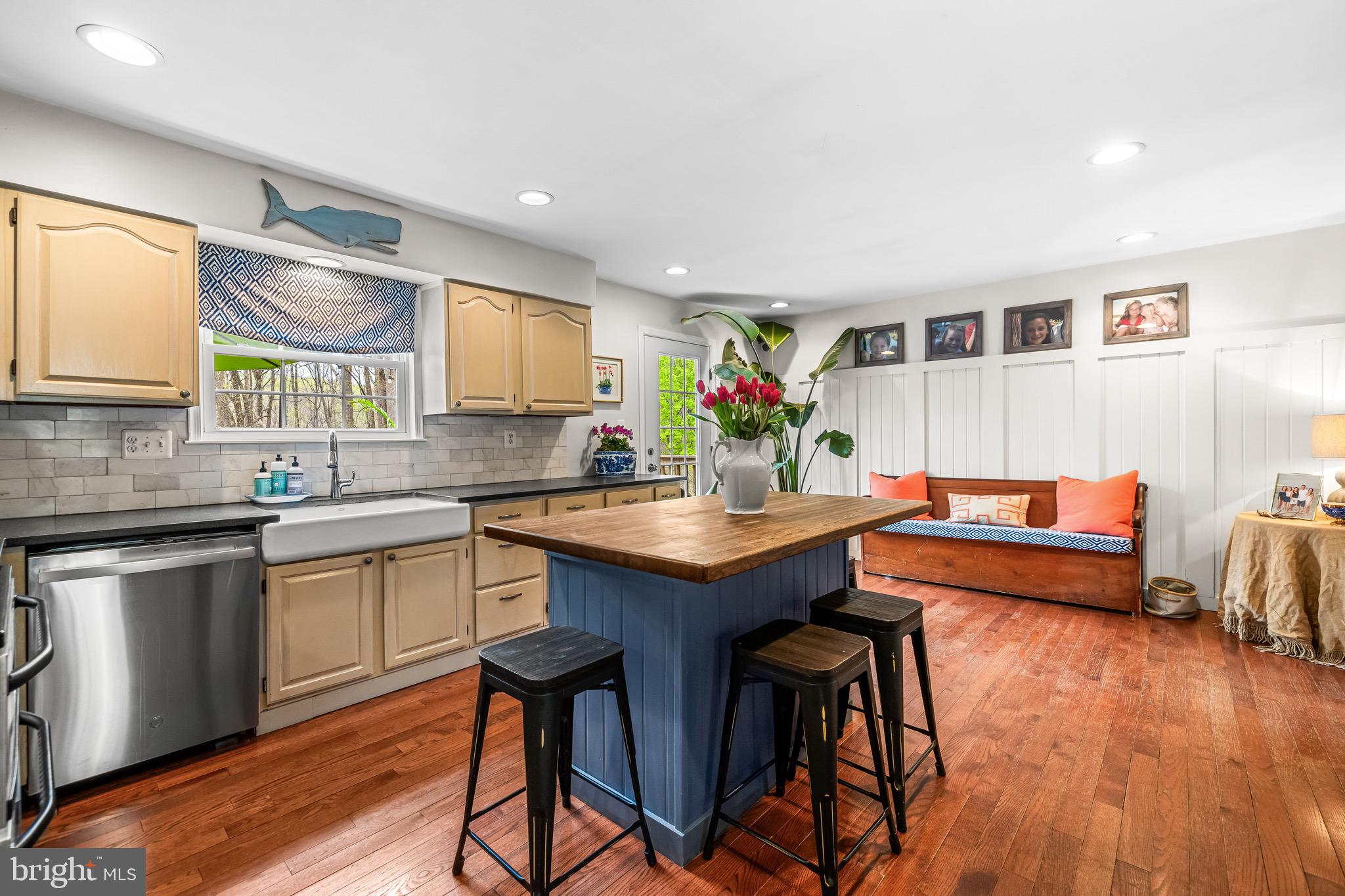 HOLLY KNOLL - Residential