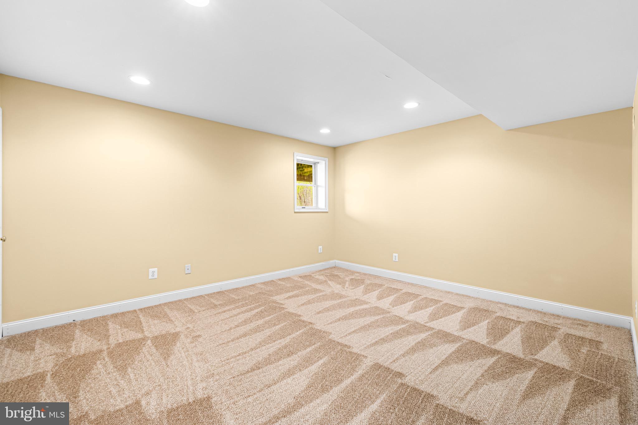 HOLLY KNOLL - Residential