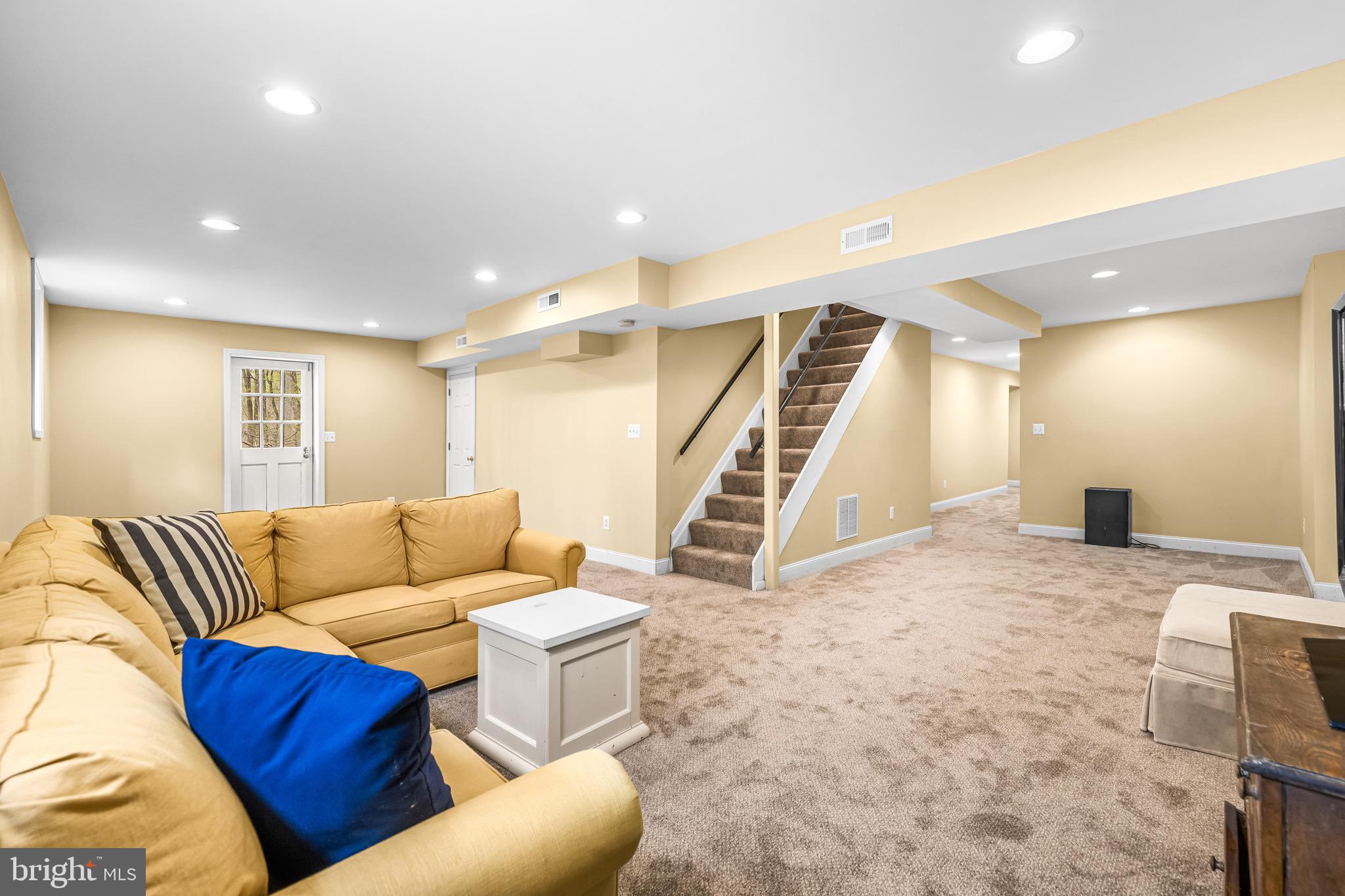 HOLLY KNOLL - Residential