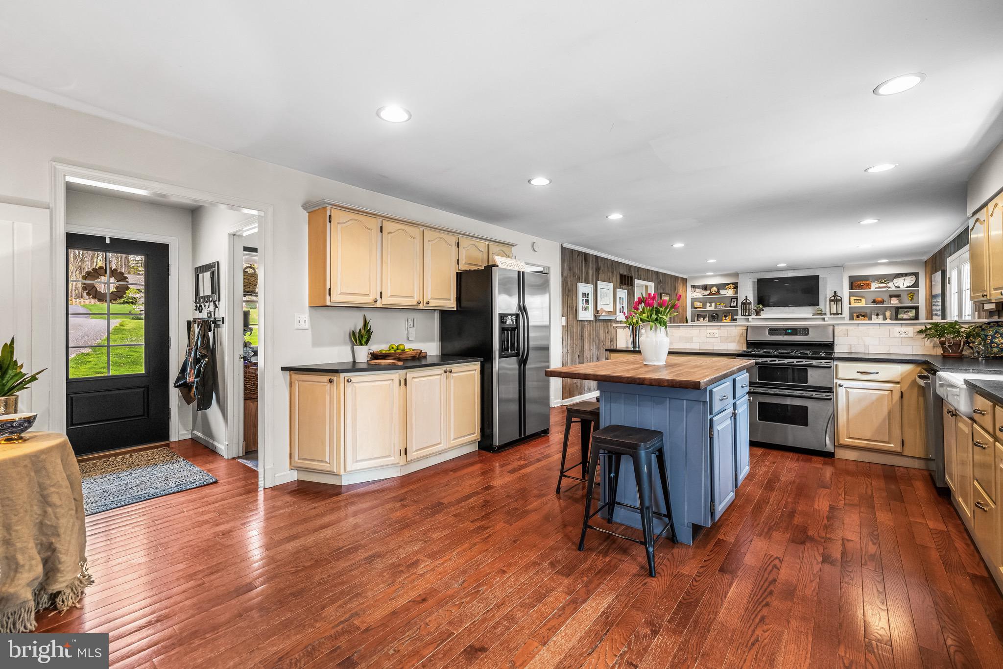 HOLLY KNOLL - Residential