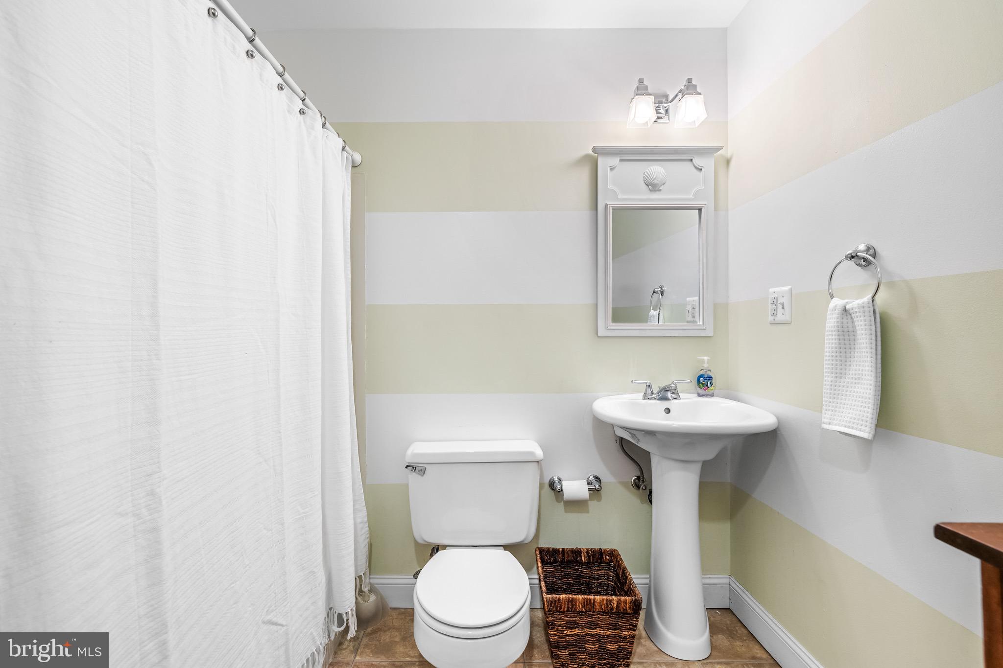 HOLLY KNOLL - Residential