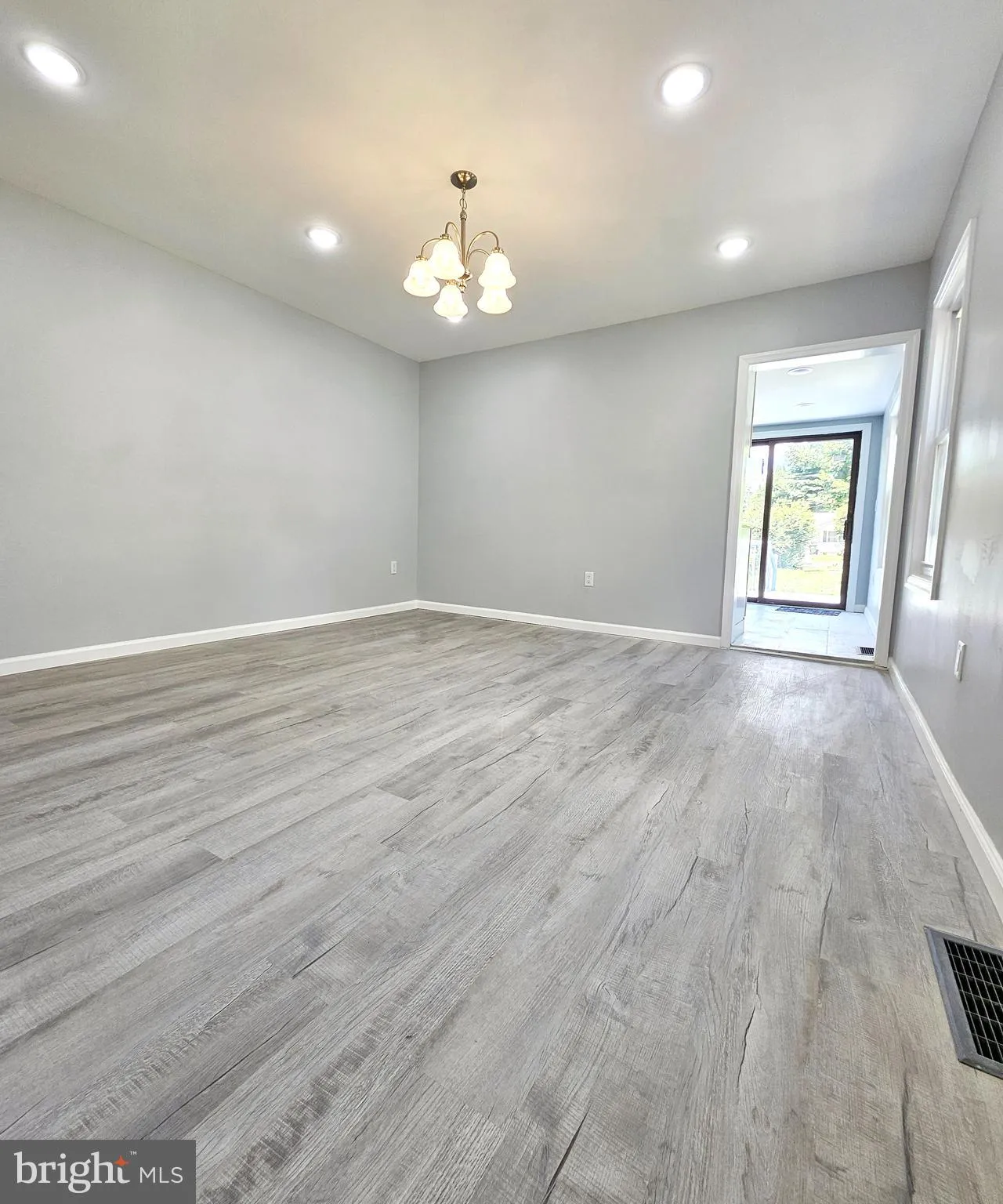 Burlington, New Jersey 08016, United States, 5 Bedrooms Bedrooms, ,2 BathroomsBathrooms,Residential,Active,198644