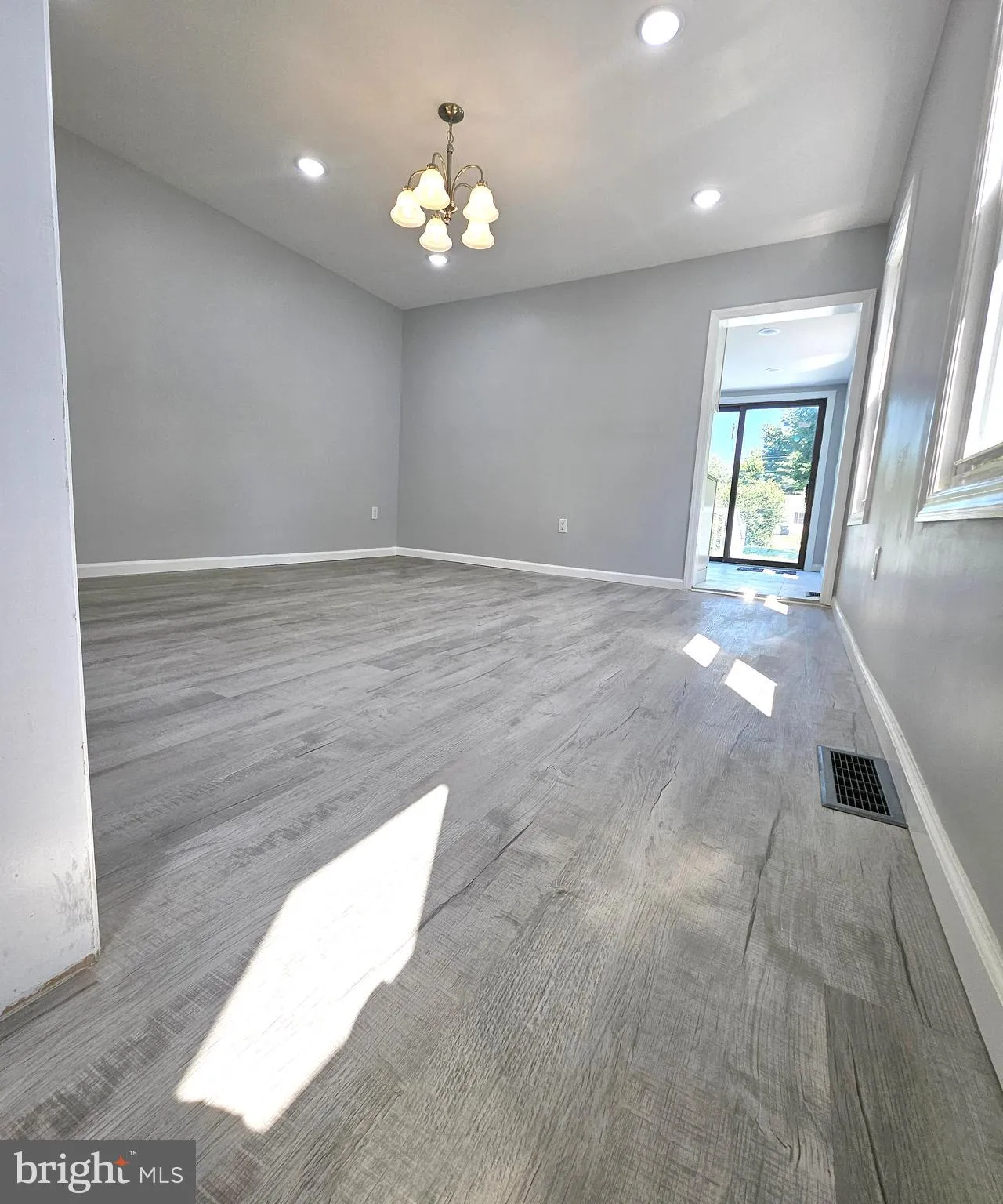 Burlington, New Jersey 08016, United States, 5 Bedrooms Bedrooms, ,2 BathroomsBathrooms,Residential,Active,198644