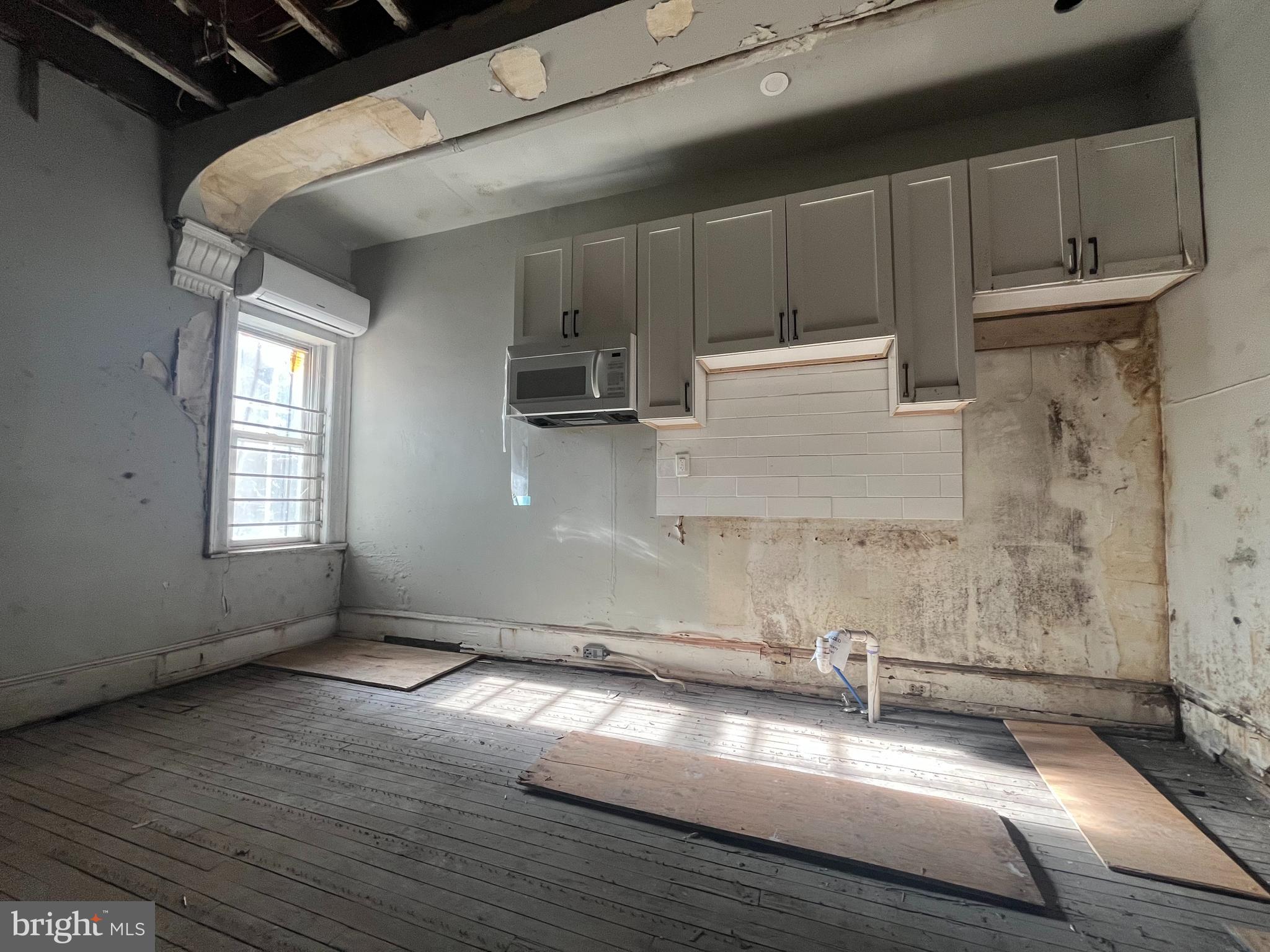 1316 W HUNTING PARK AVENUE