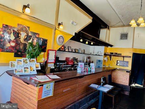 YORK CITY - Commercial Sale