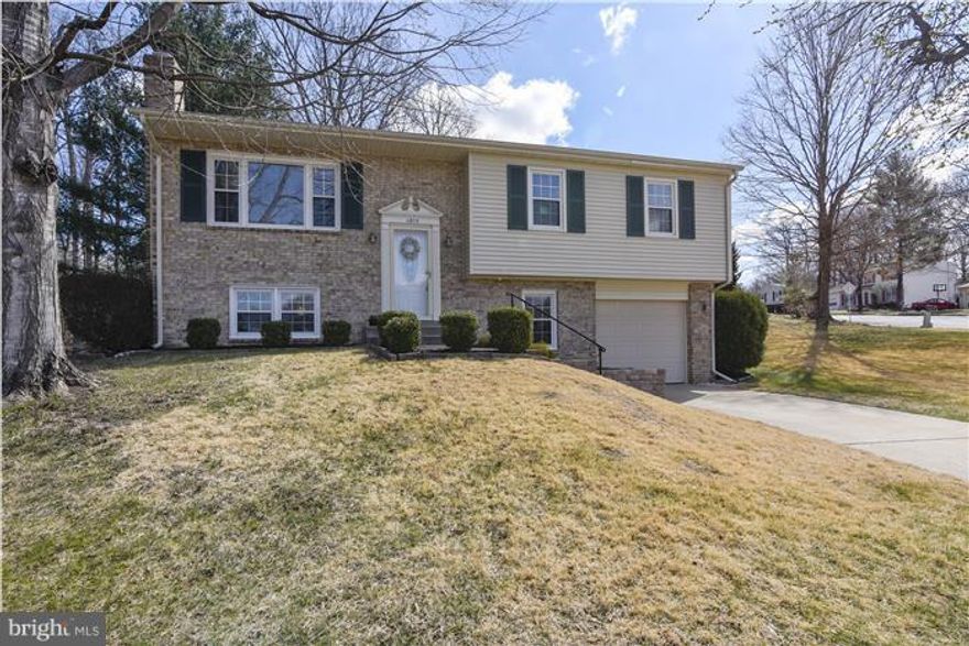 SITUATED ON CUL-DE-SAC LOT IN THE HEART OF LAKE RIDGE THIS UPDATED DETACHED HOME FEAT; MN LV W/ HRWD FLRS, BRIGHT RENOVATED KIT, LR, SEP DR W/ATRIUM DOOR OPEN TO DECK & PATIO, MBR SUITE W/DESIGNER TILE BA + 2 ADDL BRs & BA*LL FEAT:SPACIOUS COZY RECRM W/RAISED HEARTH BRK FP, DEN(COULD BE 4TH BR W/WINDOW), 3RD BA, LAUNDRY/MUD RM & MORE*UPDATES:SIDING,ROOF,WINDOWS,CUST. BLDS,RECESSED LITES, & MORE!