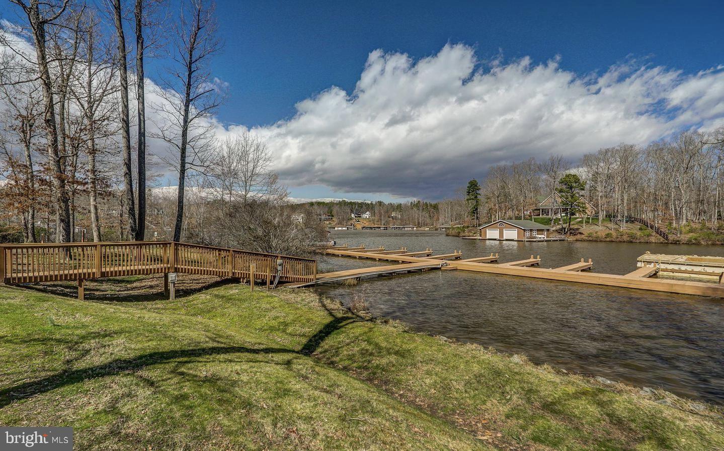 PINE HARBOUR - Residential