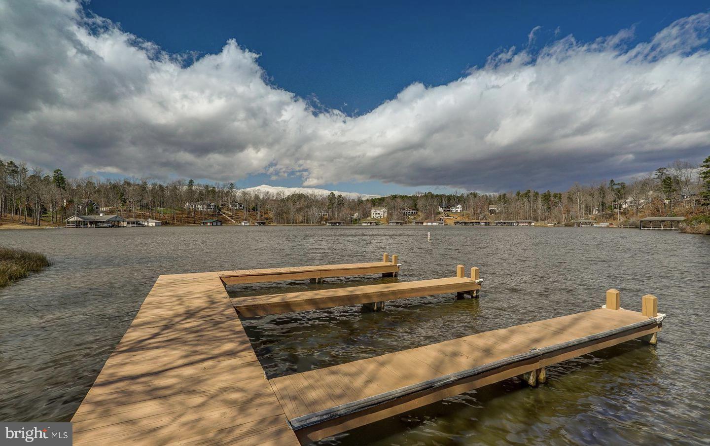 PINE HARBOUR - Residential