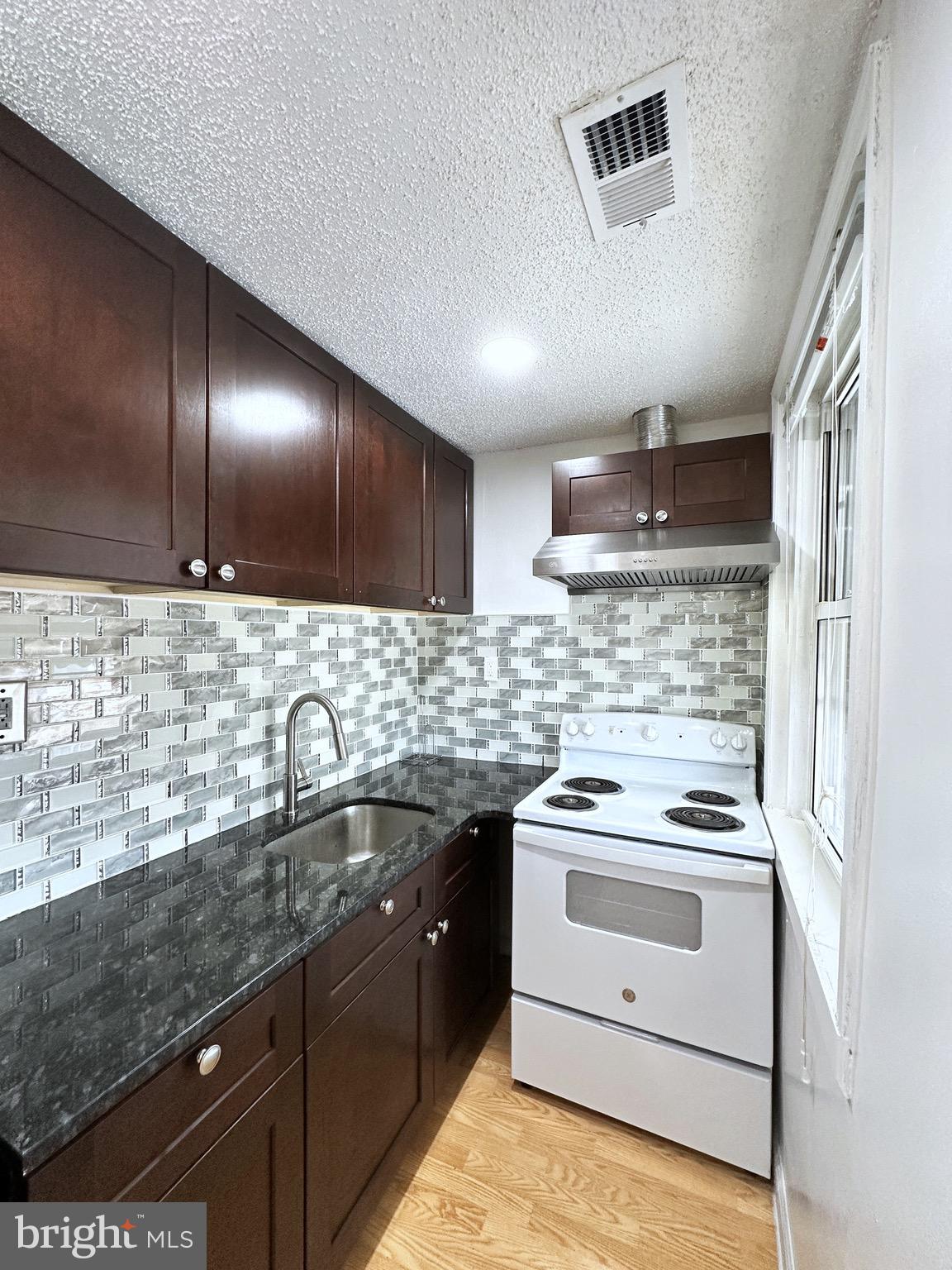 Nice clean one bedroom unit with all of the trimmings! Washer/dryer in the unit, central air and heat in the unit. Freshly painted with wood floors and ready for move in, just bring your belongings! Open House's scheduled for Sat 30th and Sun 31st from 1-4. Close to everything, shopping, eateries, and public transportation very close, plus angle parking right out front! Move in condition, great location, and ready to go!