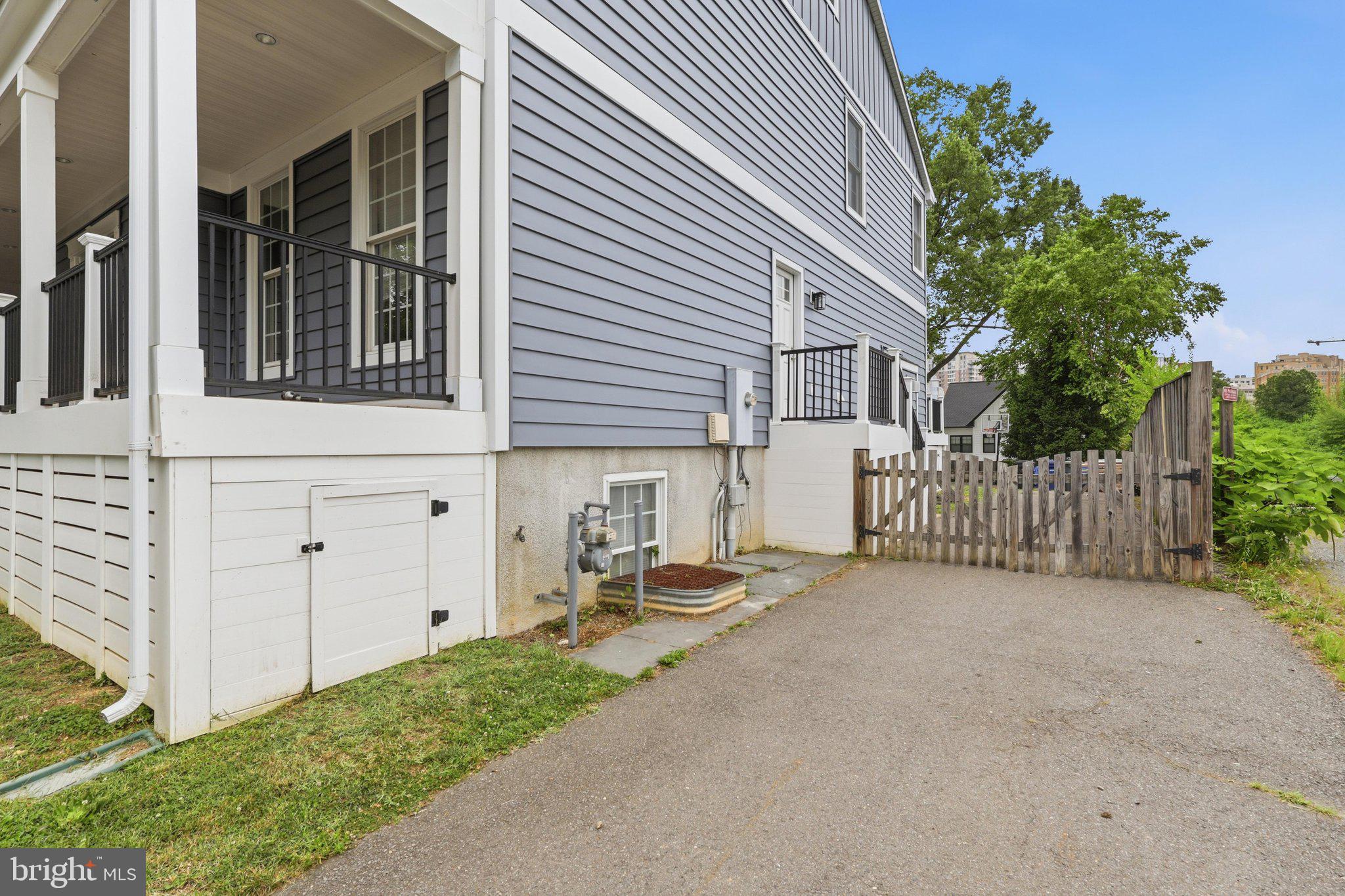 809 N BUCHANAN STREET