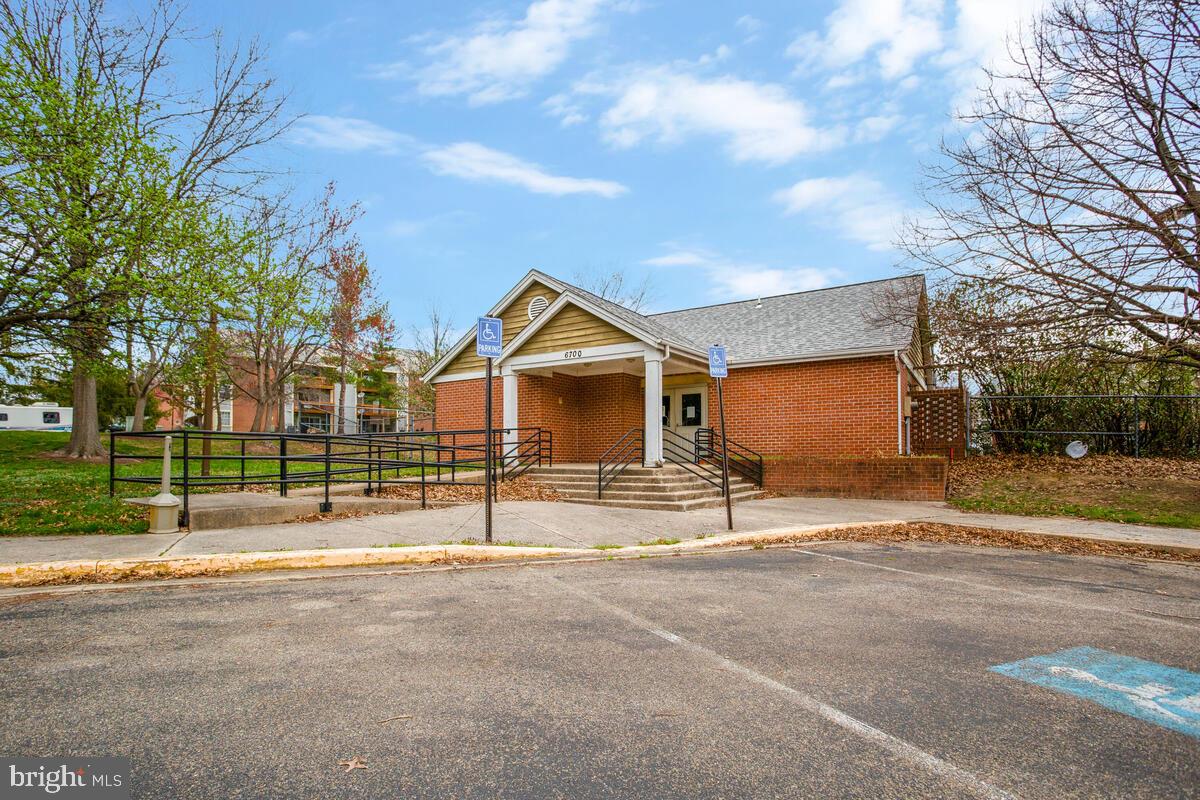 CROMWELL FOUNTAIN - Residential