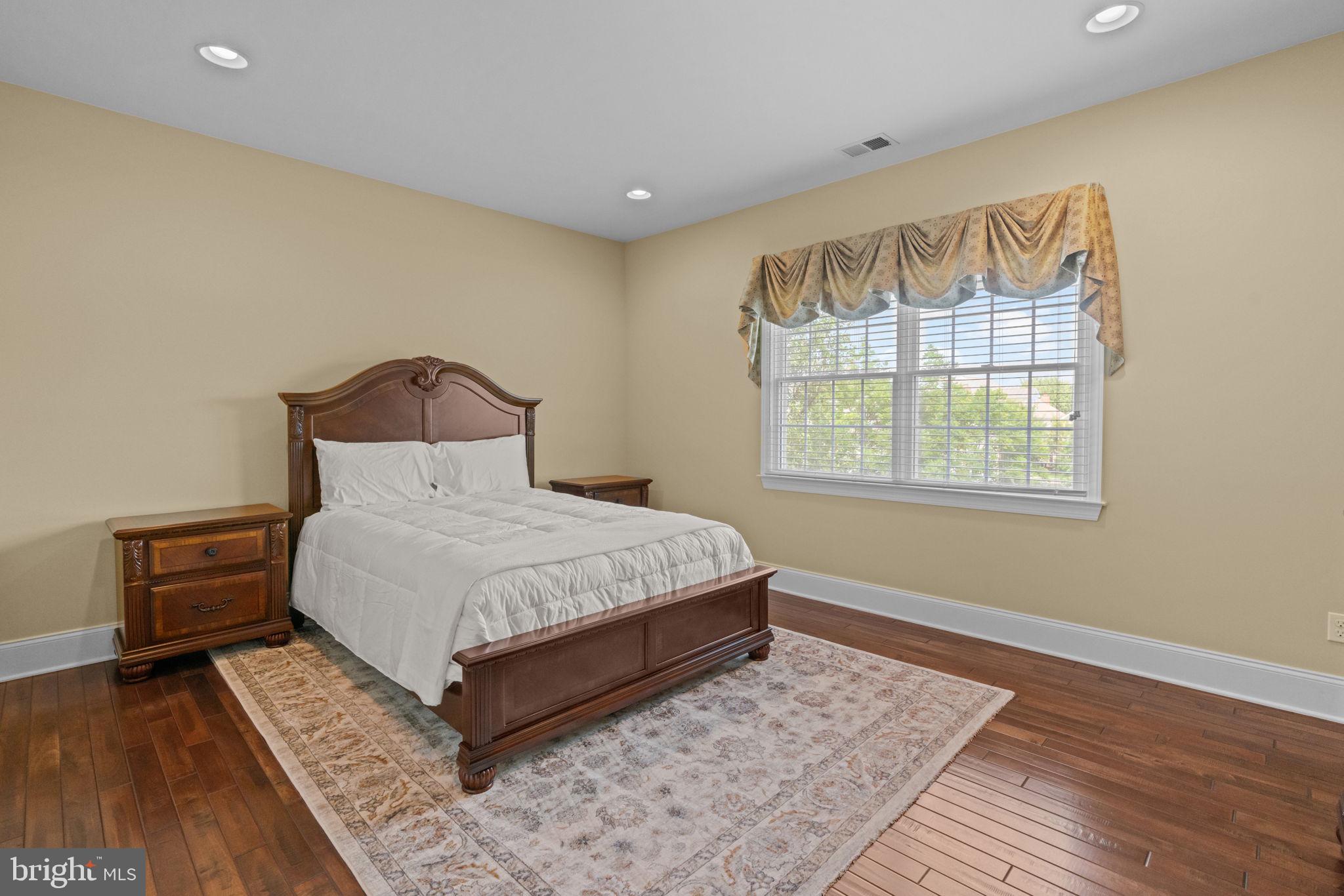 NEWTOWN WALK - Residential