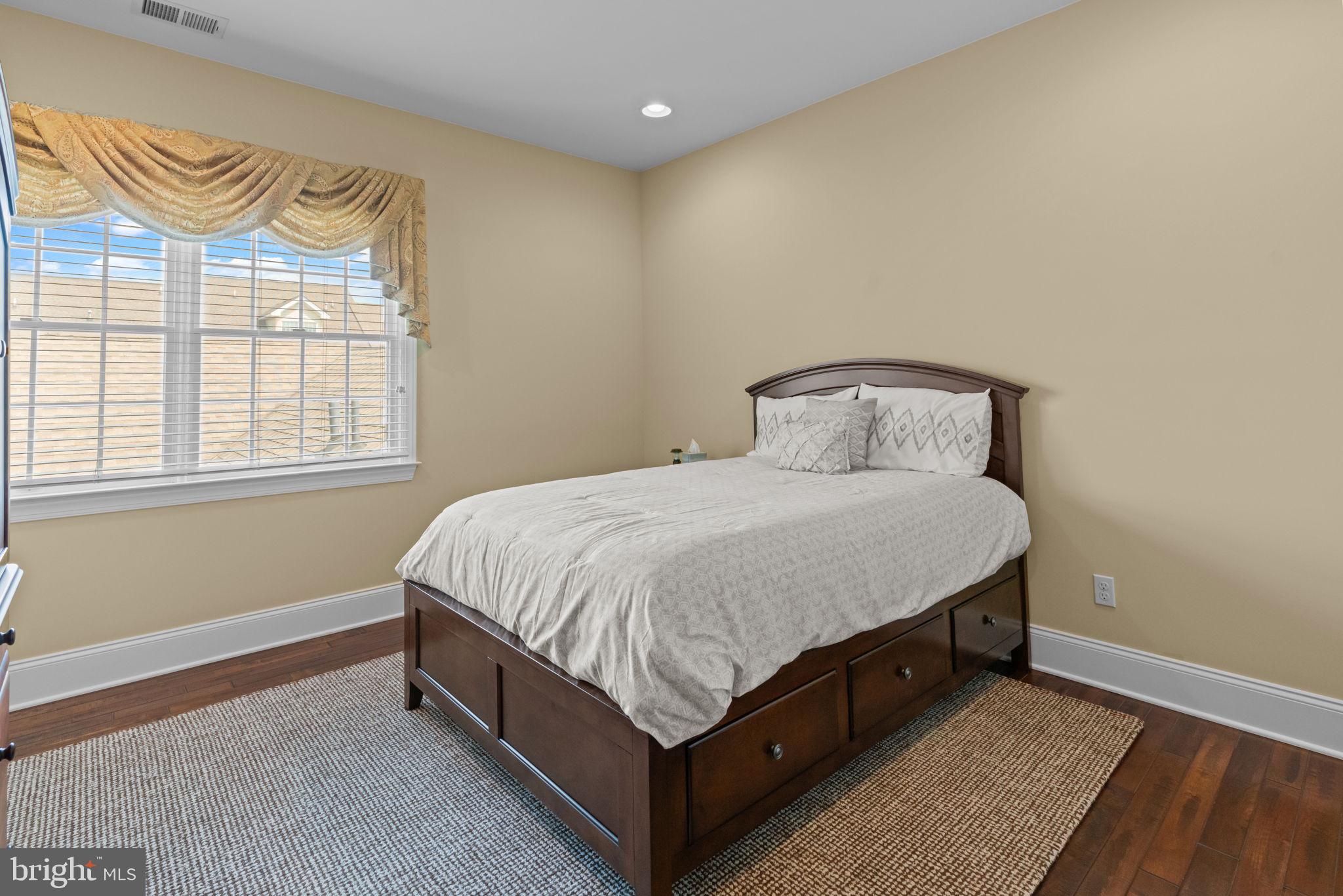 NEWTOWN WALK - Residential