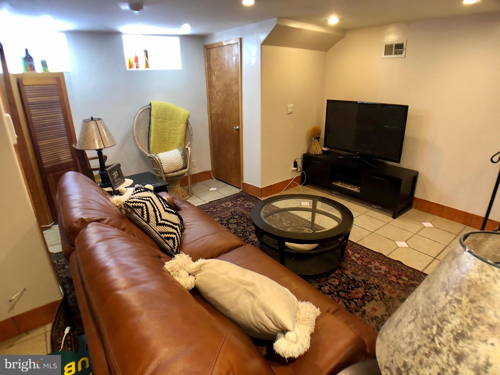 QUEEN VILLAGE - Residential Income