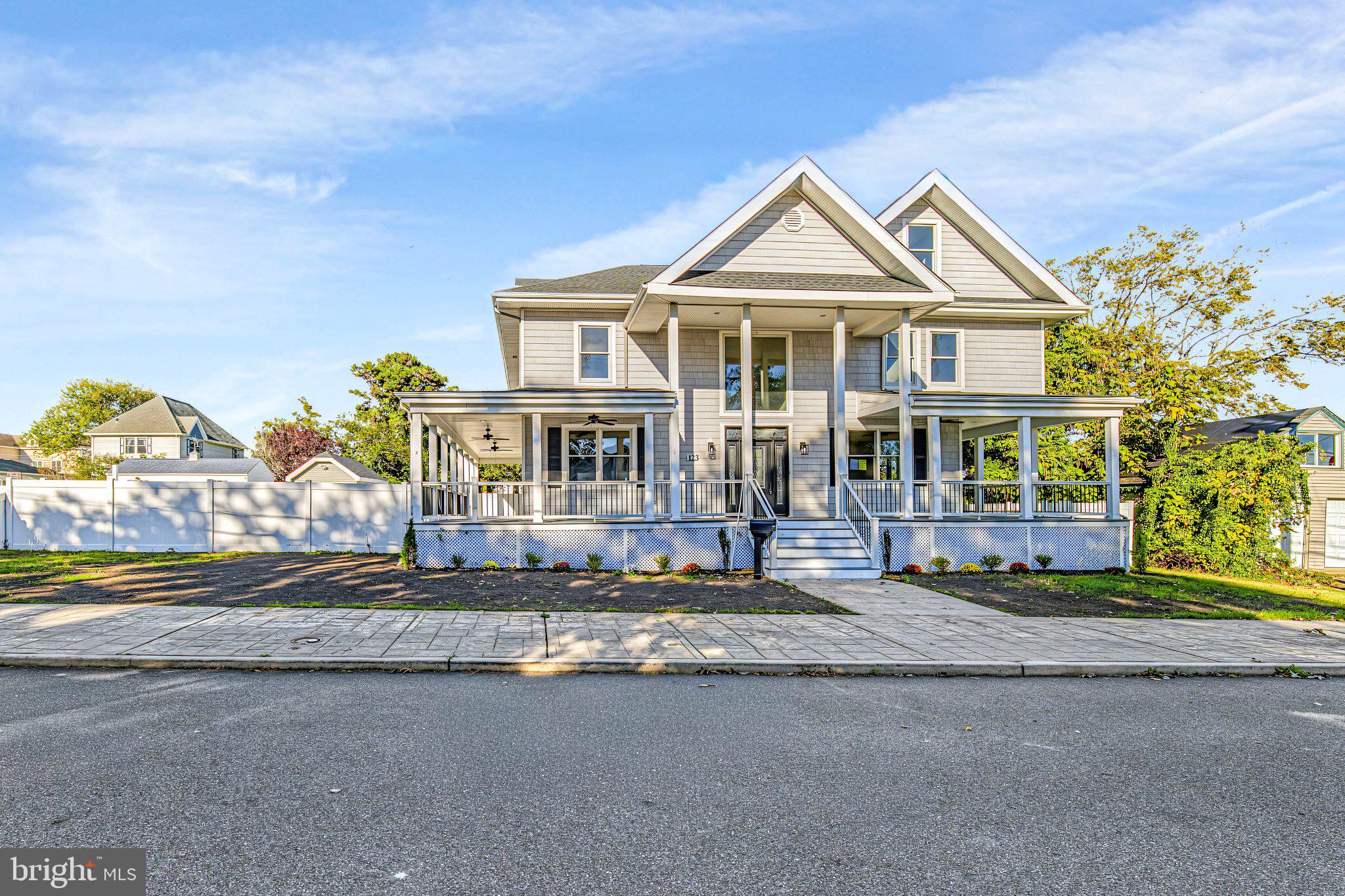 123 CEDAR AVENUE E