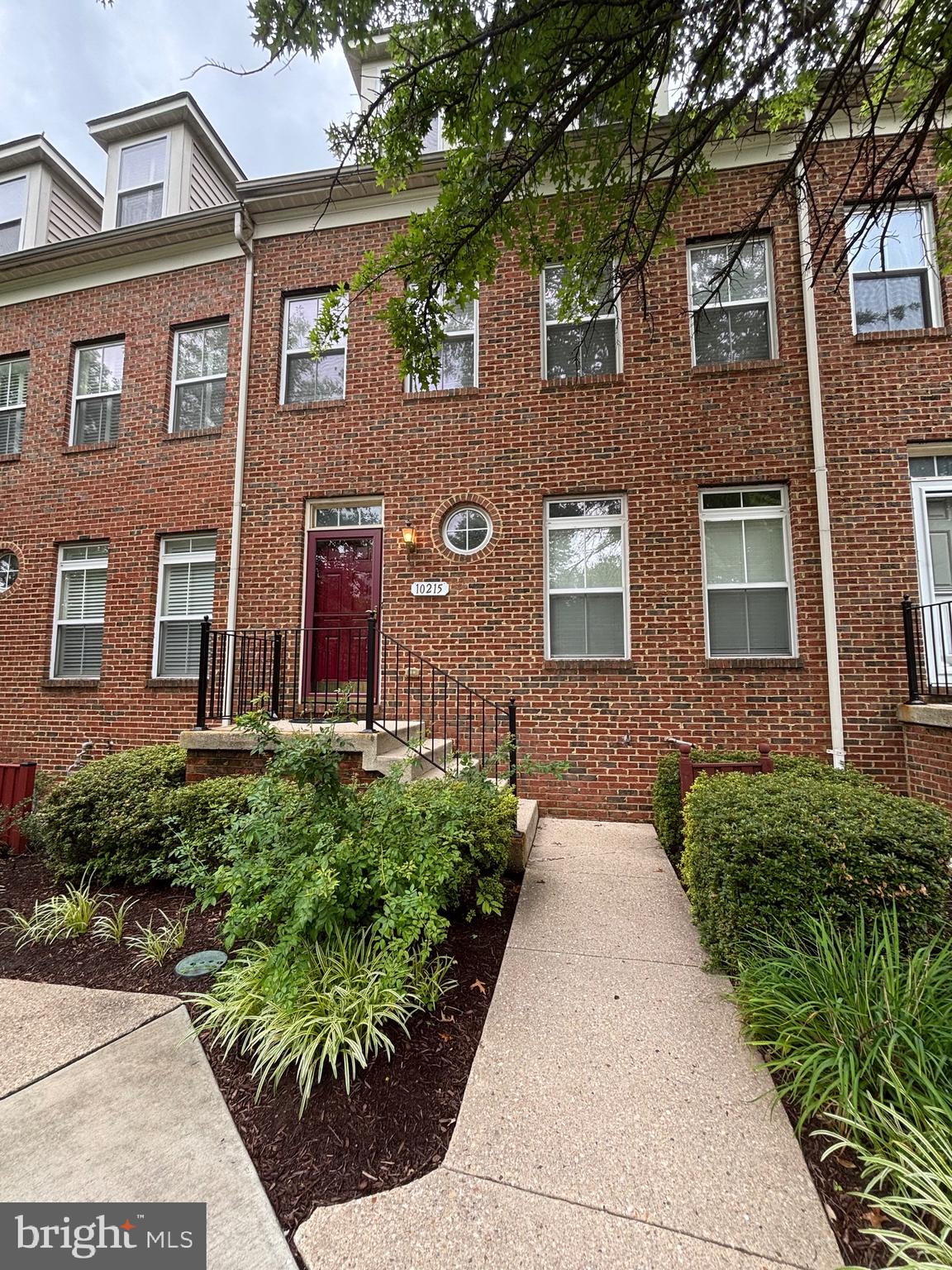 Four level , 3 bedroom townhome in Towncenter w/ 2 car garage. Walking distance to Mall, restaurants, Lakefront, Movies and more! Open floor plan with an upper level loft and lower level rec room. Hardwood floors and granite counter tops . 700 min Credit Score.No Pets !! No smoking!!