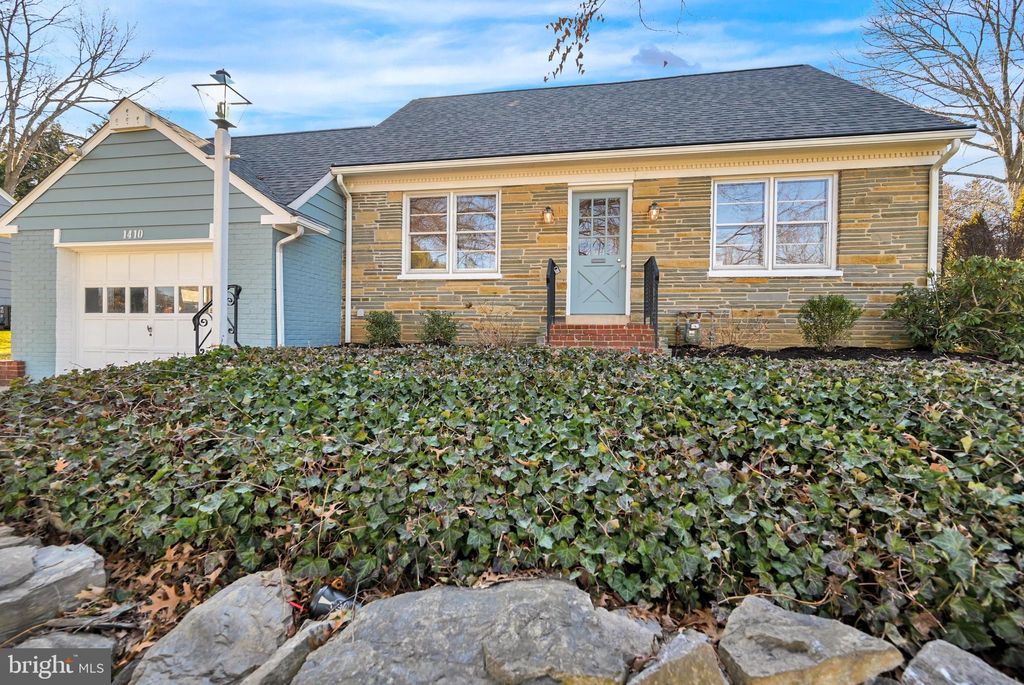 Photo of 1410 Springside Drive, Lancaster, PA 17603 (MLS # PALA2042560)