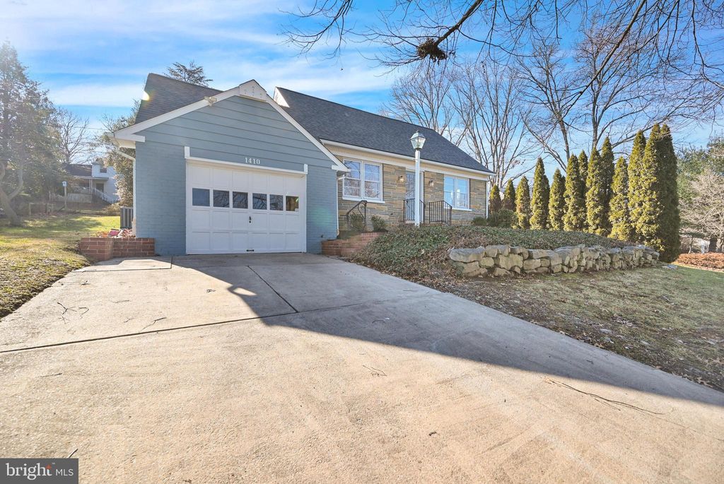 Photo of 1410 Springside Drive, Lancaster, PA 17603 (MLS # PALA2042560)