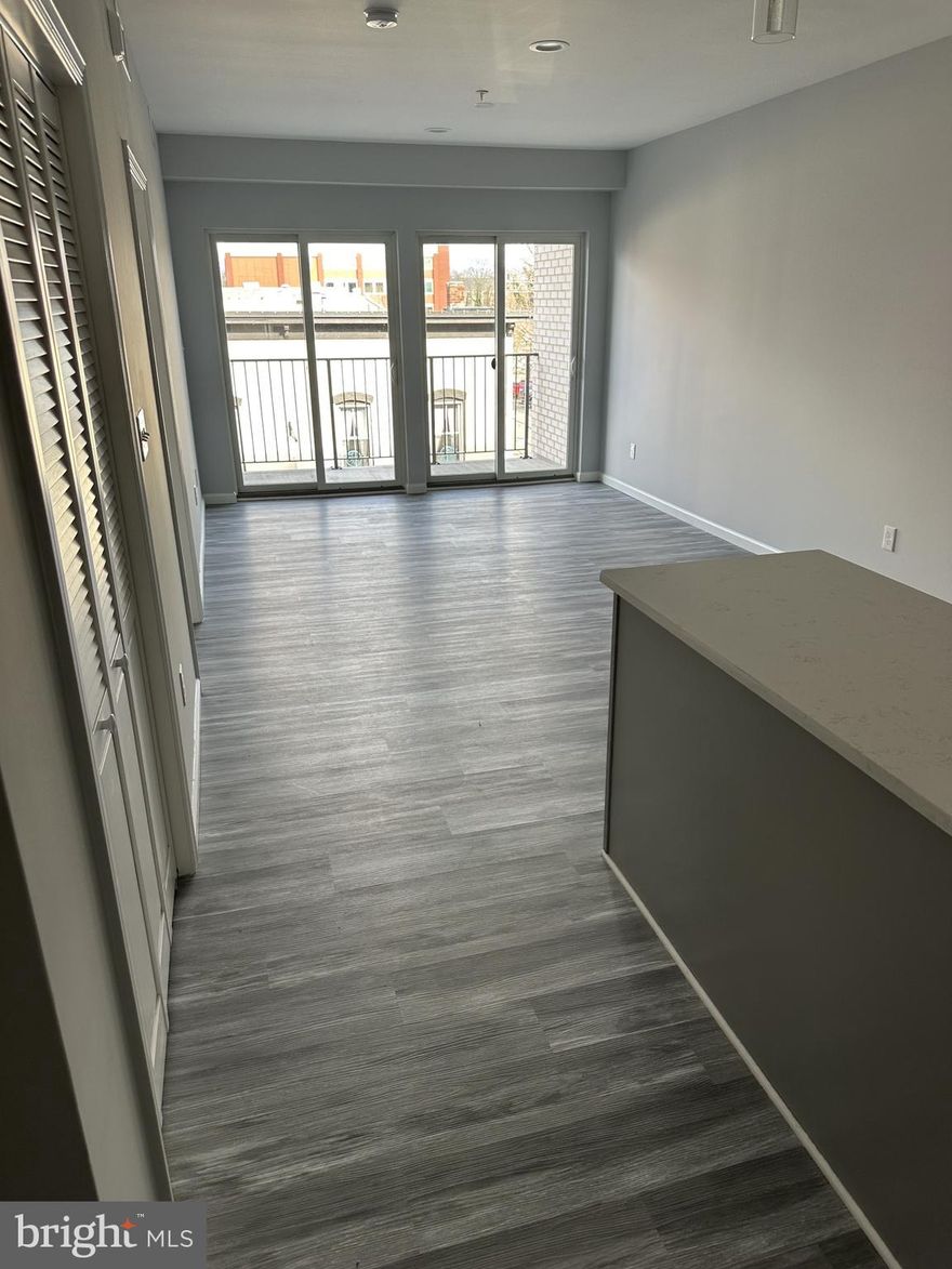 This fantastic condo for rent is perfectly situated in the heart of the city, offering convenient access to vibrant shops, acclaimed restaurants, and bustling nightlife. Best of all, it comes equipped with essential amenities, including an in-unit washer and dryer, ensuring a comfortable and hassle-free living experience. It's right next to the VRE, next to the parking garage, and has a great view from the balcony..!! Book a showing today before it's gone.