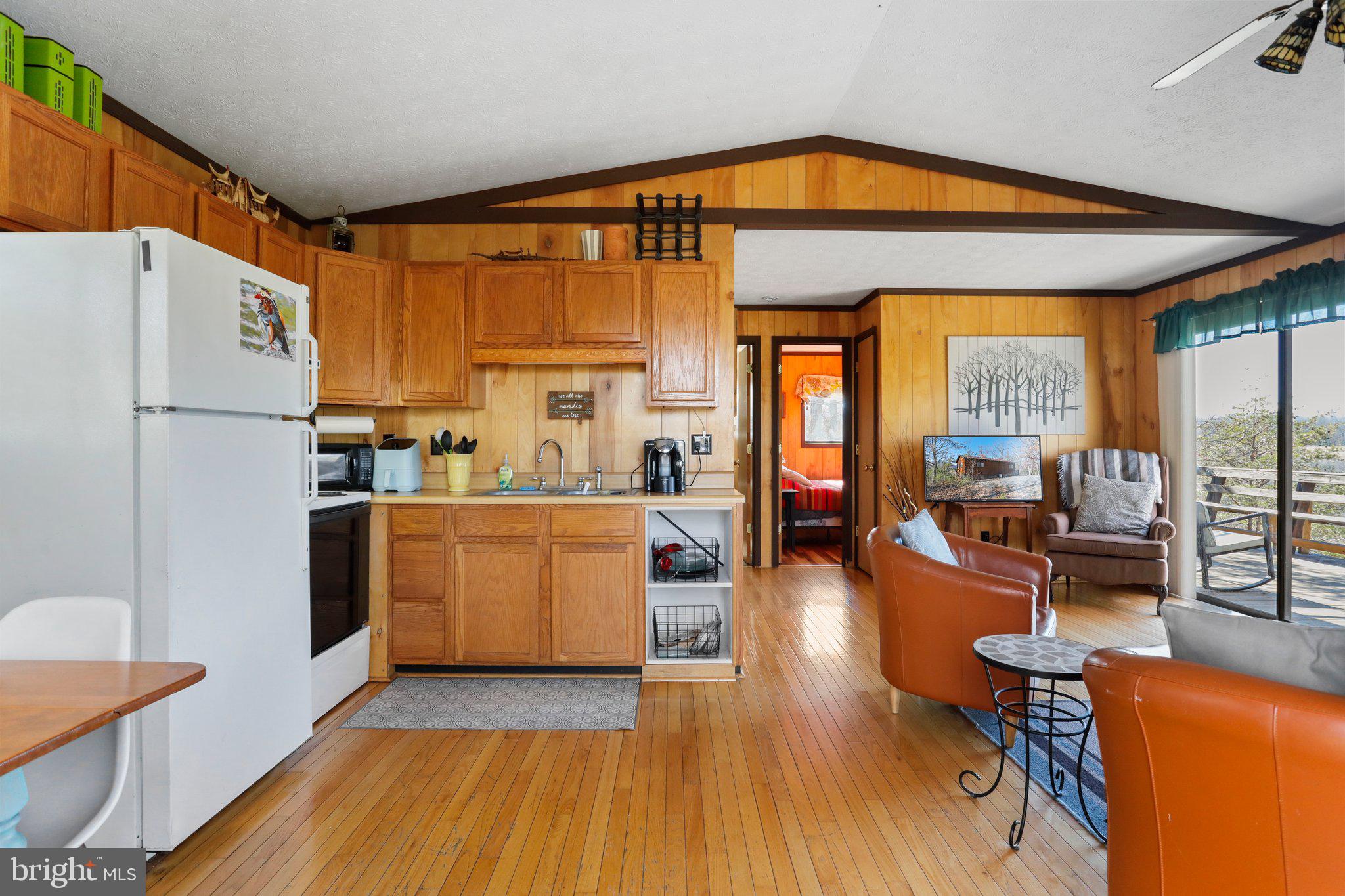 LITTLE MOUNTAIN ESTATES - Residential