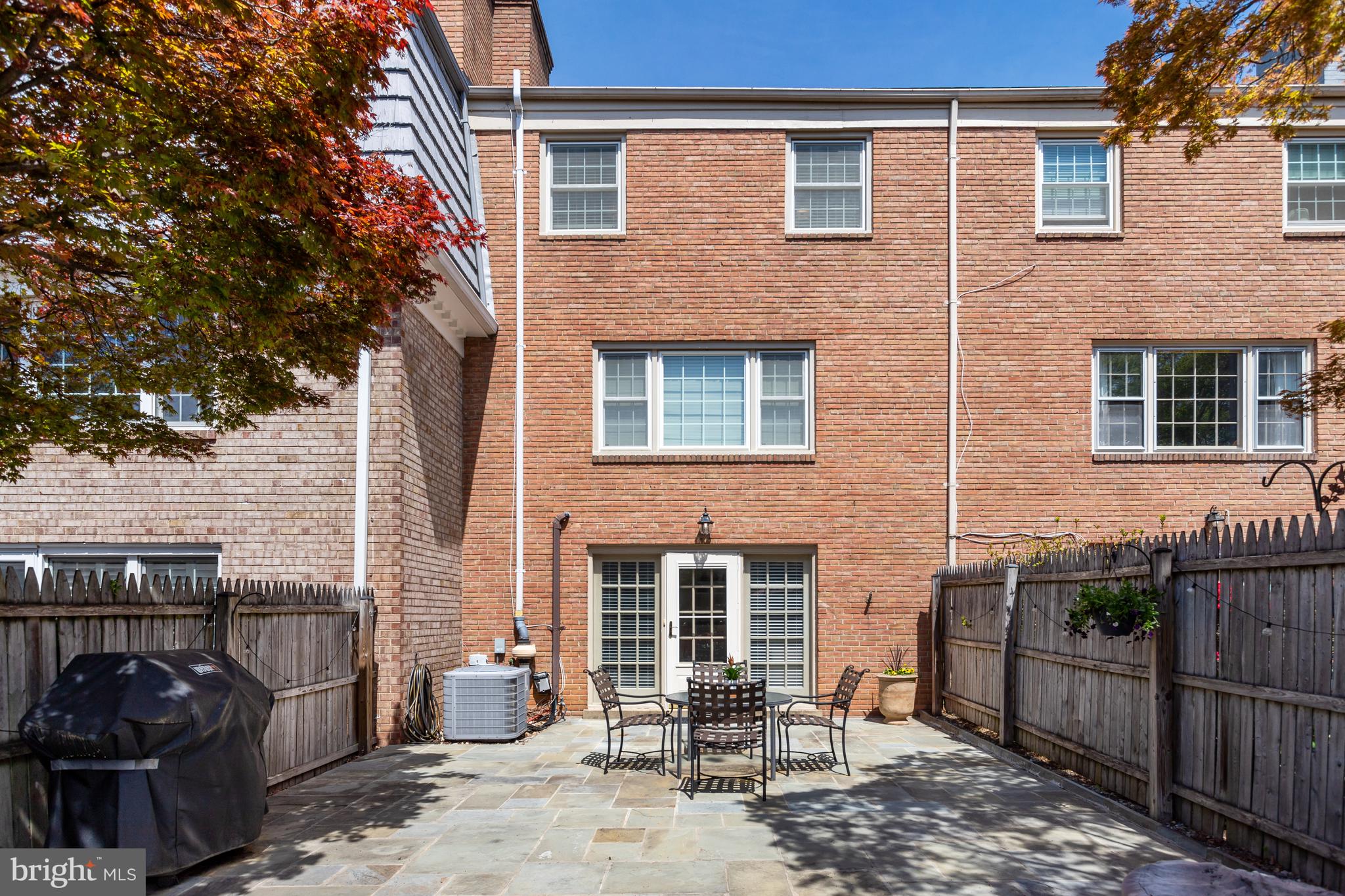 KINGS MANOR TOWNE HOUSES - Residential