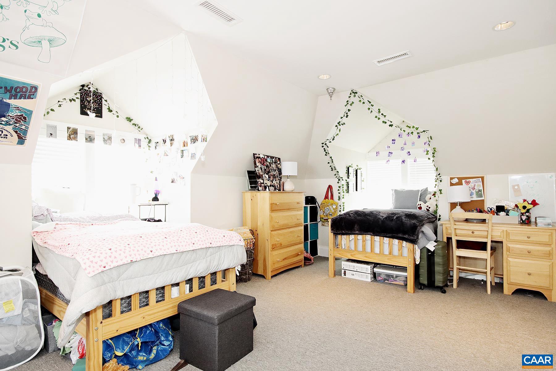 RUGBY - Residential Lease