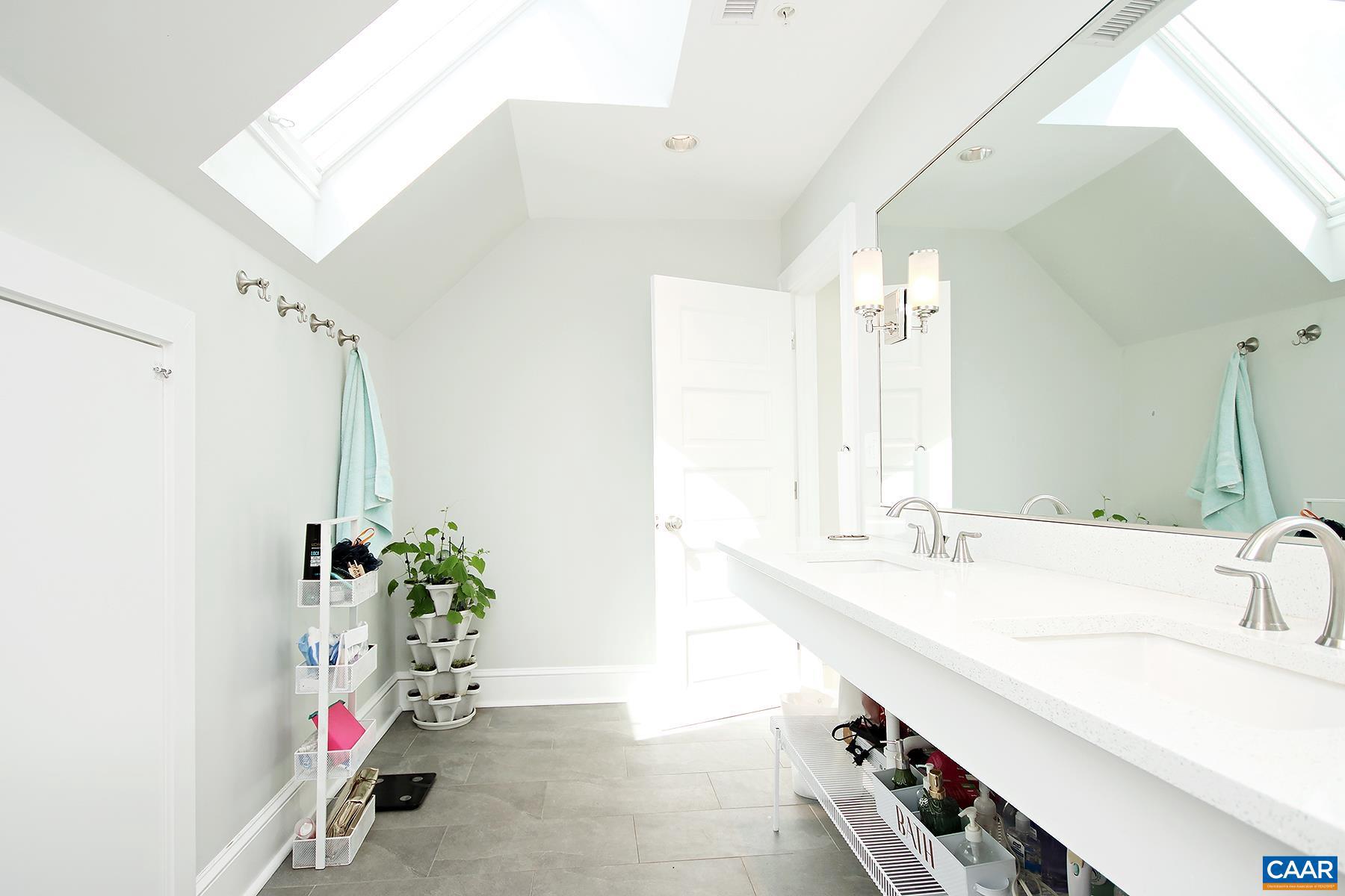 RUGBY - Residential Lease