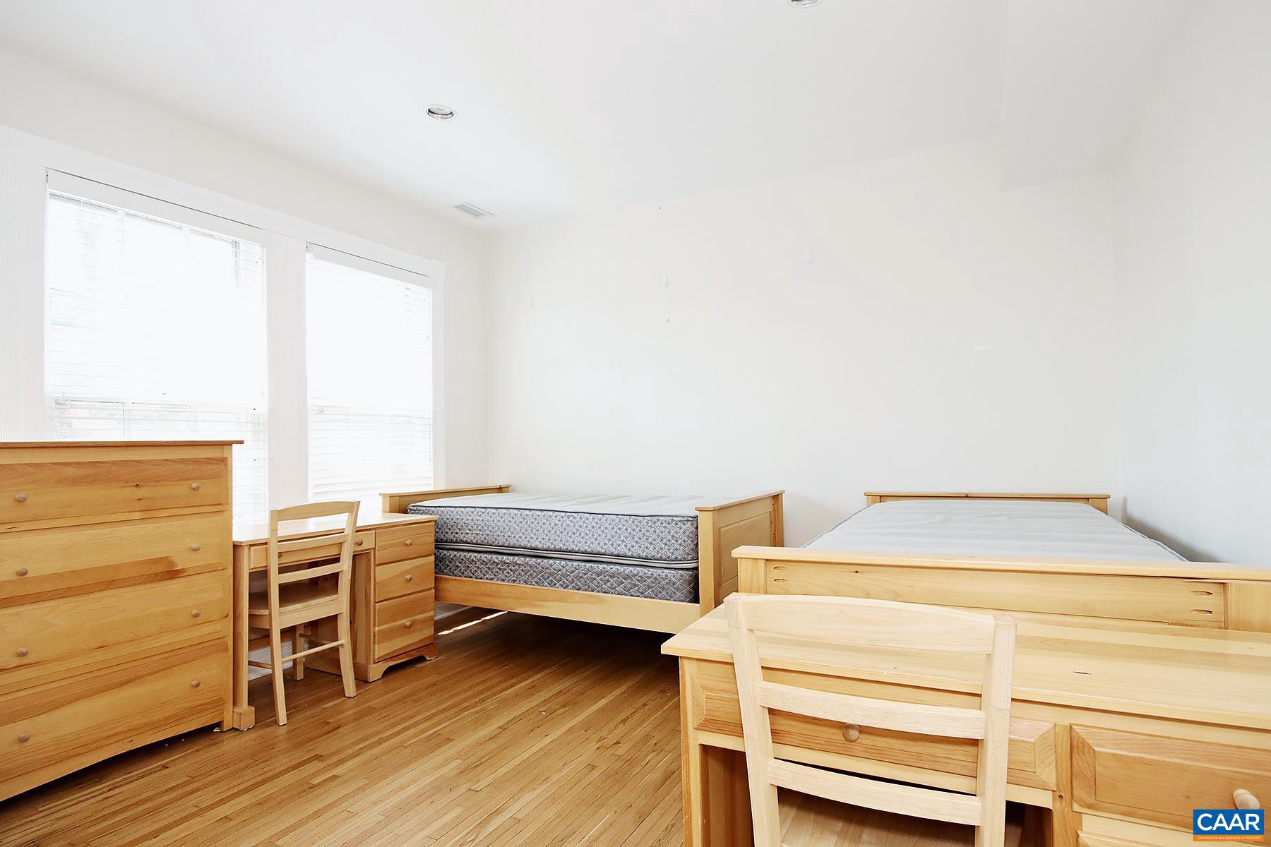 RUGBY - Residential Lease