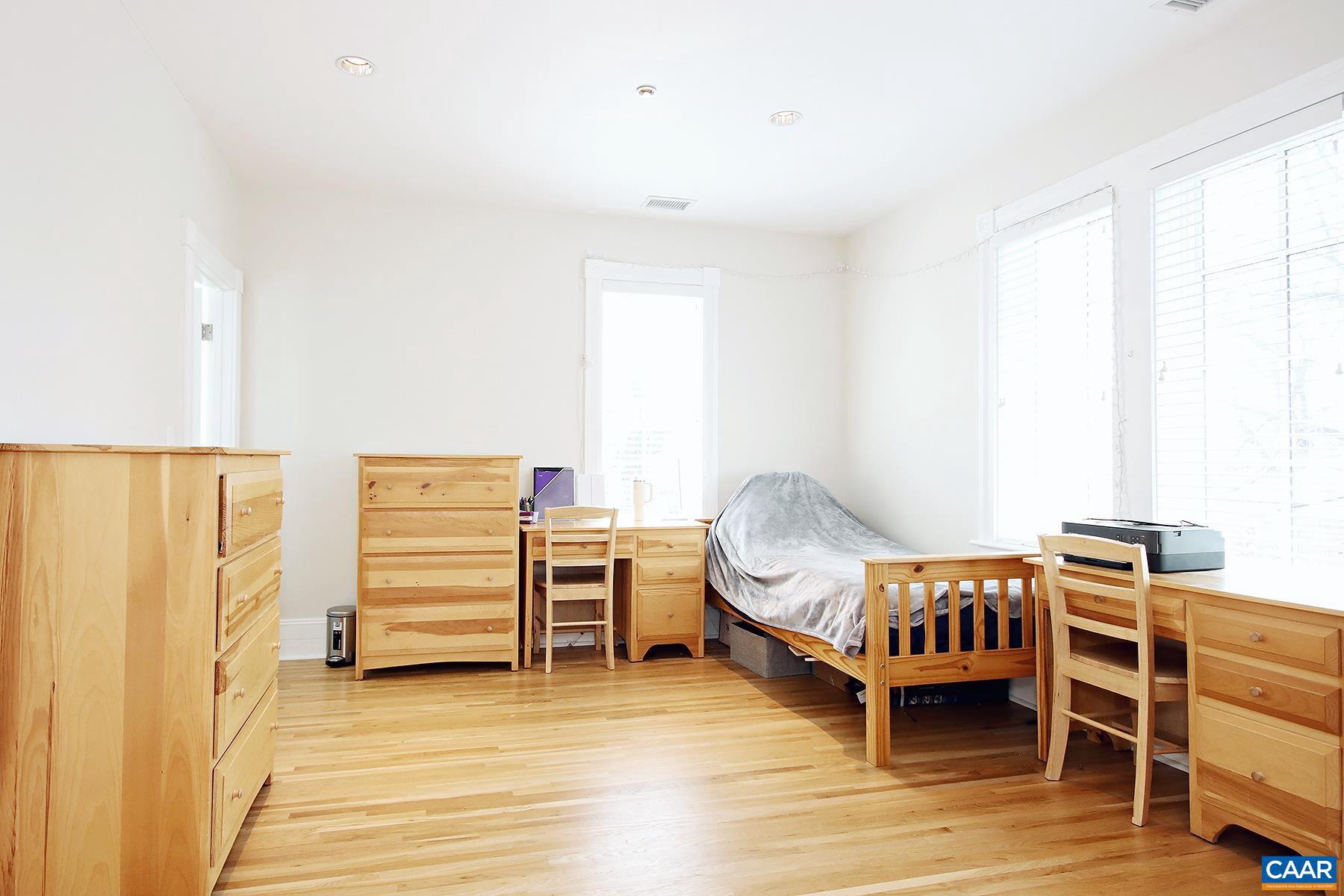 RUGBY - Residential Lease