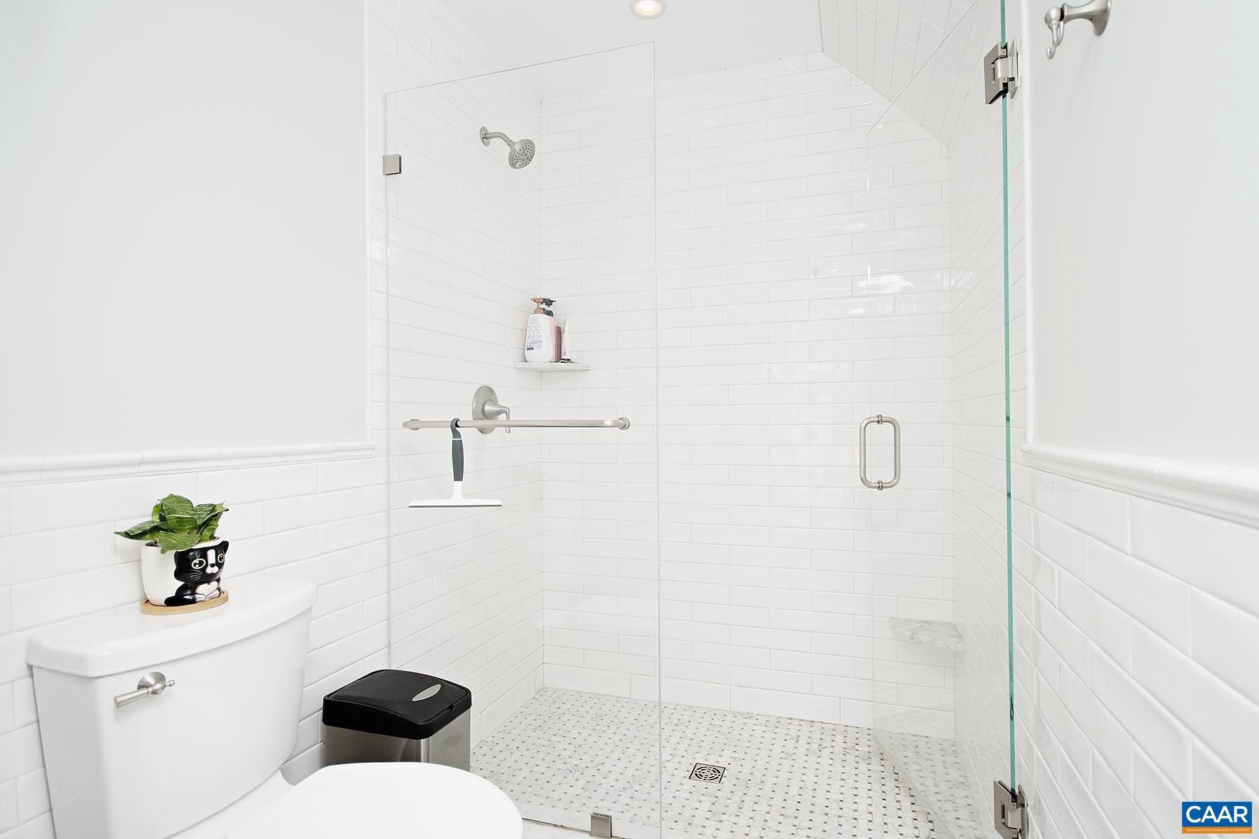 RUGBY - Residential Lease