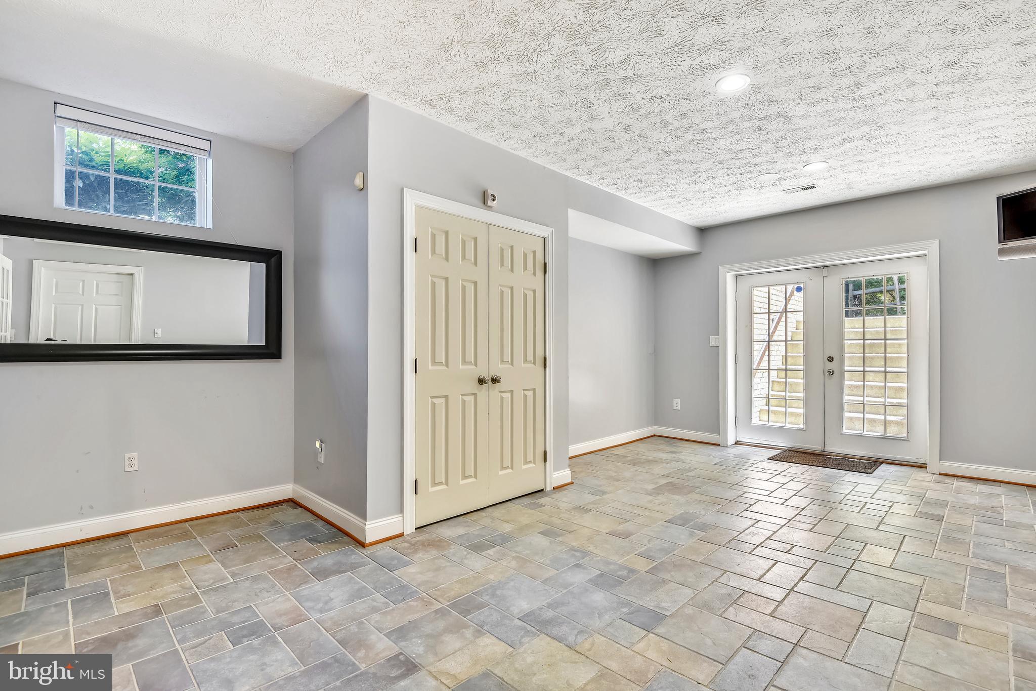 SOUTH RIVER COLONY - Residential